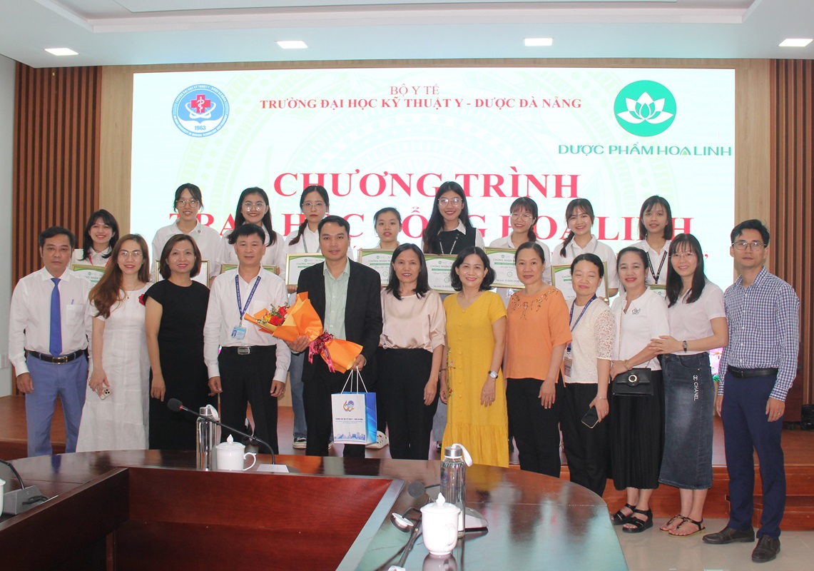 Trường Đại học Kỹ thuật Y - Dược Đà Nẵng phối hợp với Công ty Dược phẩm Hoa Linh tổ chức chương trình trao học bổng Hoa Linh “Dạ Hương chung sức cùng Nữ thầy thuốc tương lai”