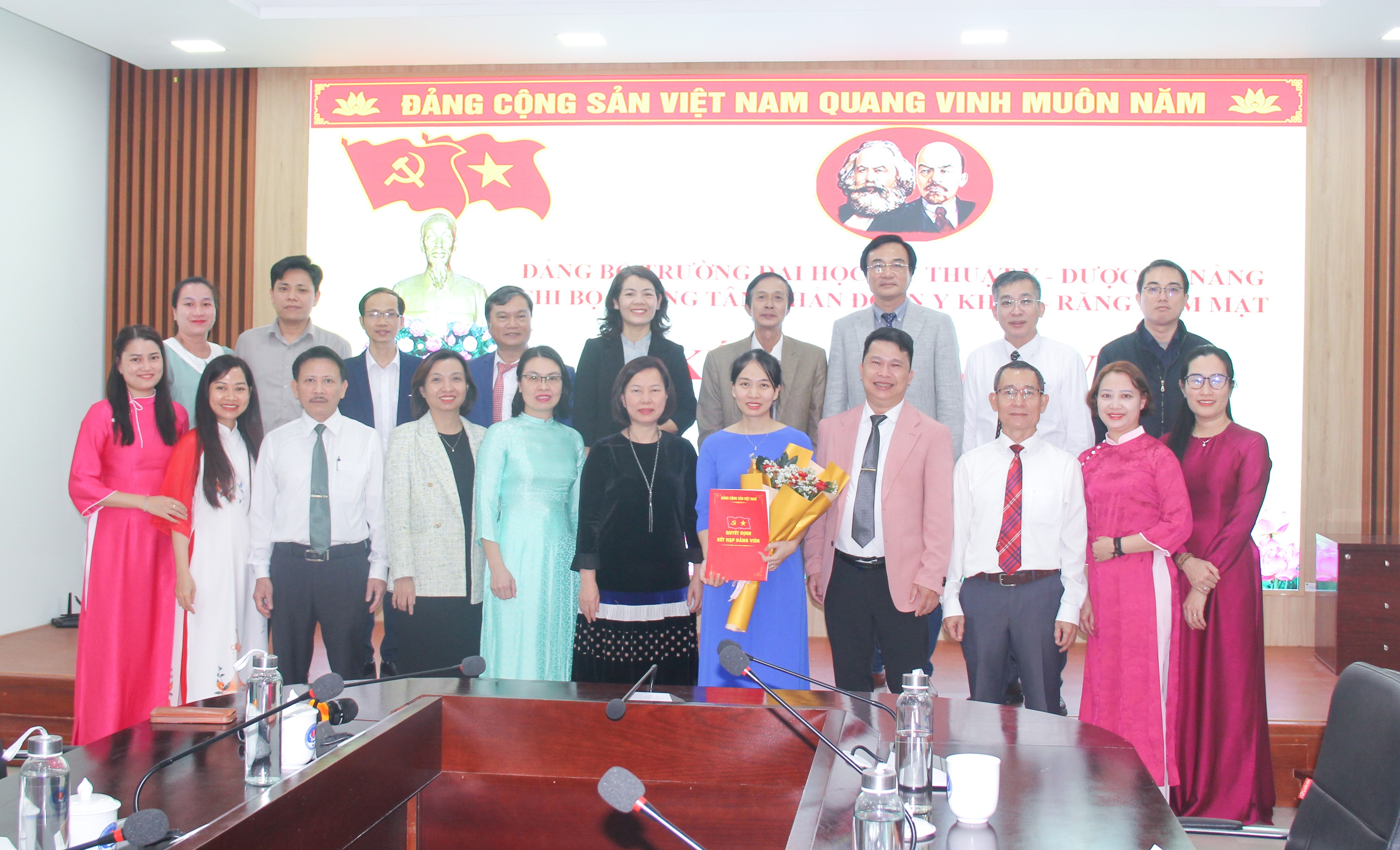 Đảng bộ Trường Đại học Kỹ thuật Y - Dược Đà Nẵng tổ chức Lễ kết nạp 07 Đảng viên mới chào mừng Đại hội đại biểu toàn quốc lần thứ XIV của Đảng