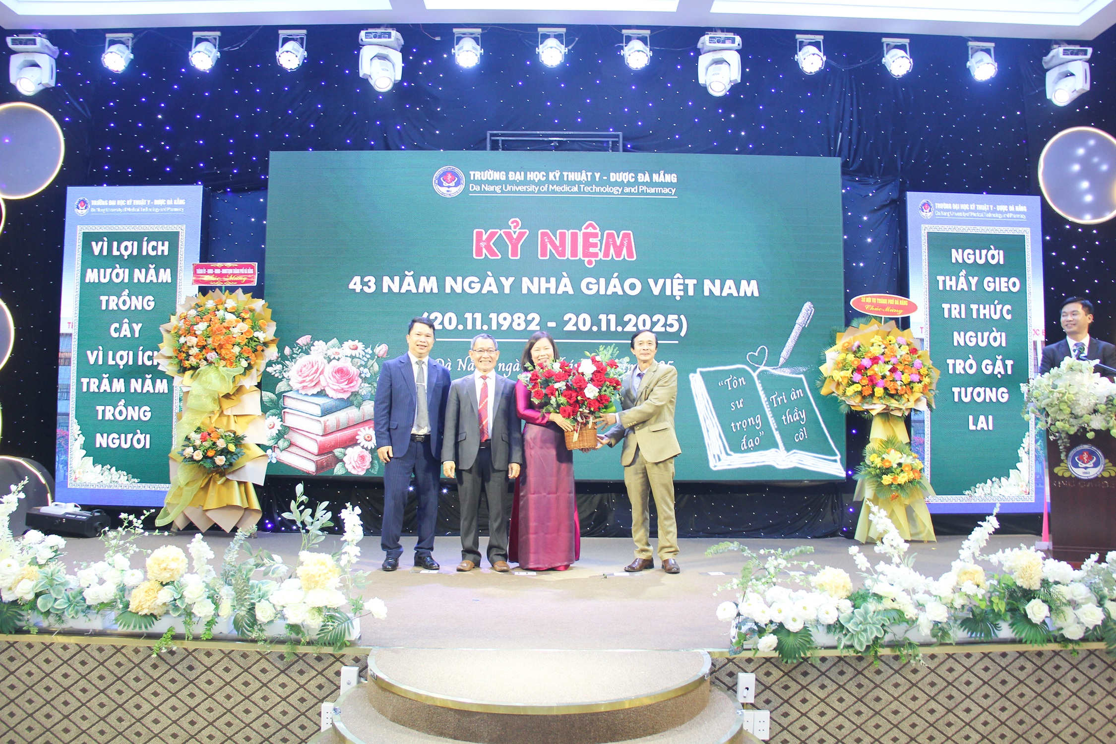 Trường Đại học Kỹ thuật Y - Dược Đà Nẵng kỷ niệm 43 năm Ngày Nhà giáo Việt Nam 20/11 (20/11/1982-20/11/2025)
