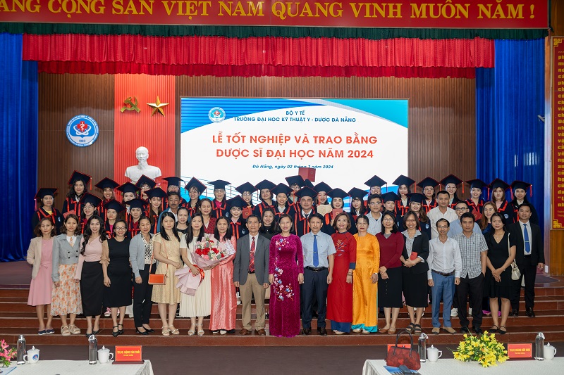 Trường Đại học Kỹ thuật Y - Dược Đà Nẵng tổ chức Lễ tốt nghiệp và trao bằng tốt nghiệp cho 31 tân Dược sĩ liên thông hệ chính quy, khóa học 2021 - 2024