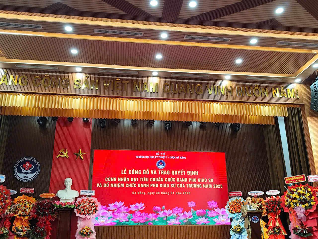 LỄ CÔNG BỐ VÀ TRAO QUYẾT ĐỊNH CÔNG NHẬN ĐẠT TIÊU CHUẨN CHỨC DANH PHÓ GIÁO SƯ NĂM 2025 TRƯỜNG ĐẠI HỌC KỸ THUẬT Y - DƯỢC ĐÀ NẴNG