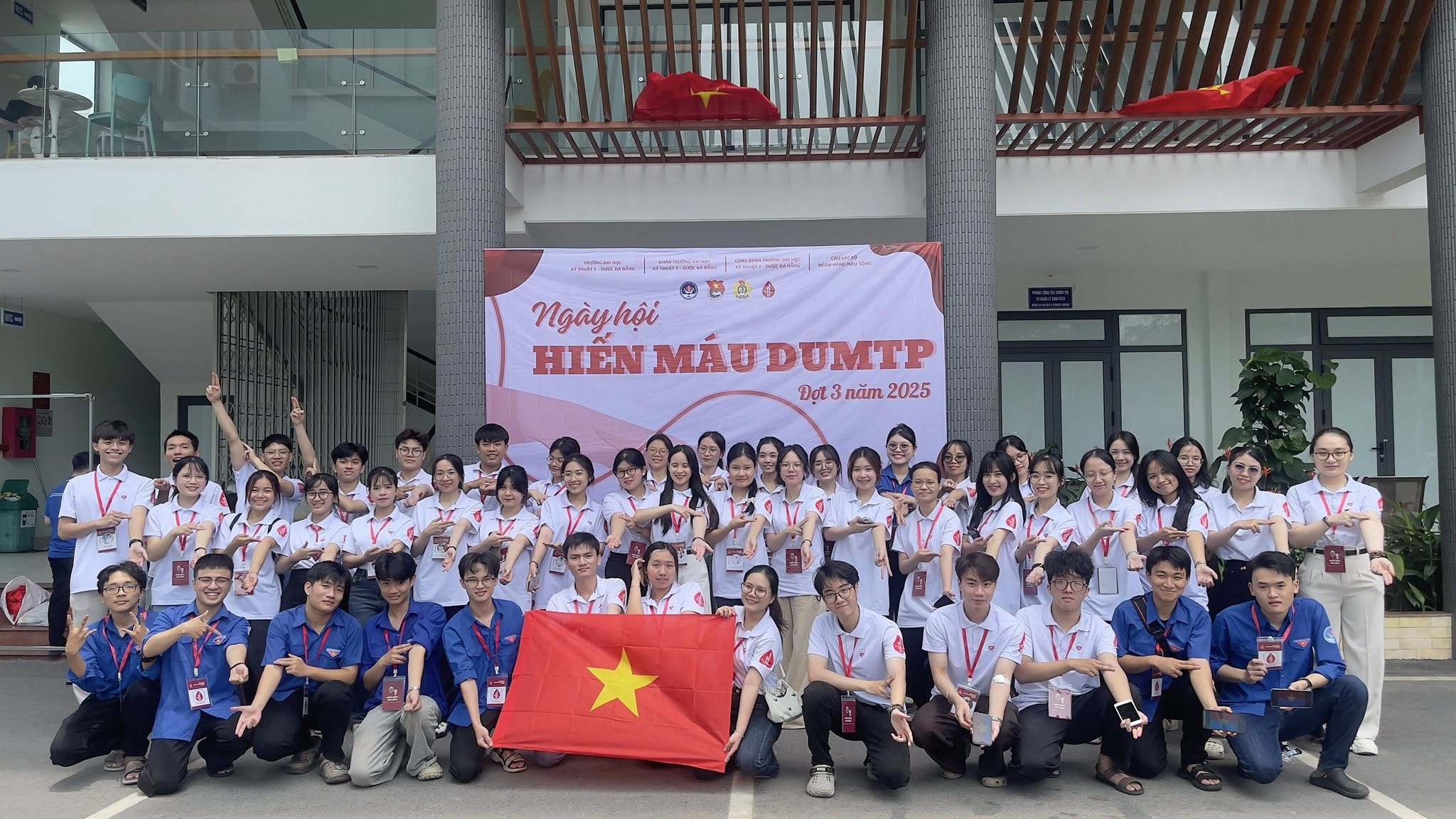 Tuổi trẻ Trường Đại học Kỹ thuật Y - Dược Đà Nẵng sôi nổi tham gia Ngày hội hiến máu nhân đạo
