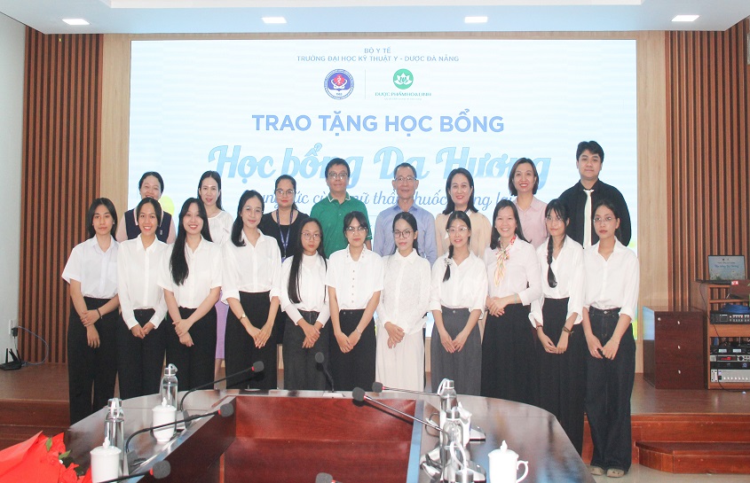Awarding the “Dạ Hương – Supporting Future Female Medical Professionals” Scholarship to Female Students of Da Nang University of Medical Technology and Pharmacy