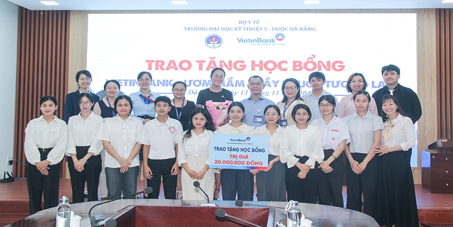 Awarding the “VietinBank – Nurturing Future Medical Professionals” Scholarship to Students of Da Nang University of Medical Technology and Pharmacy