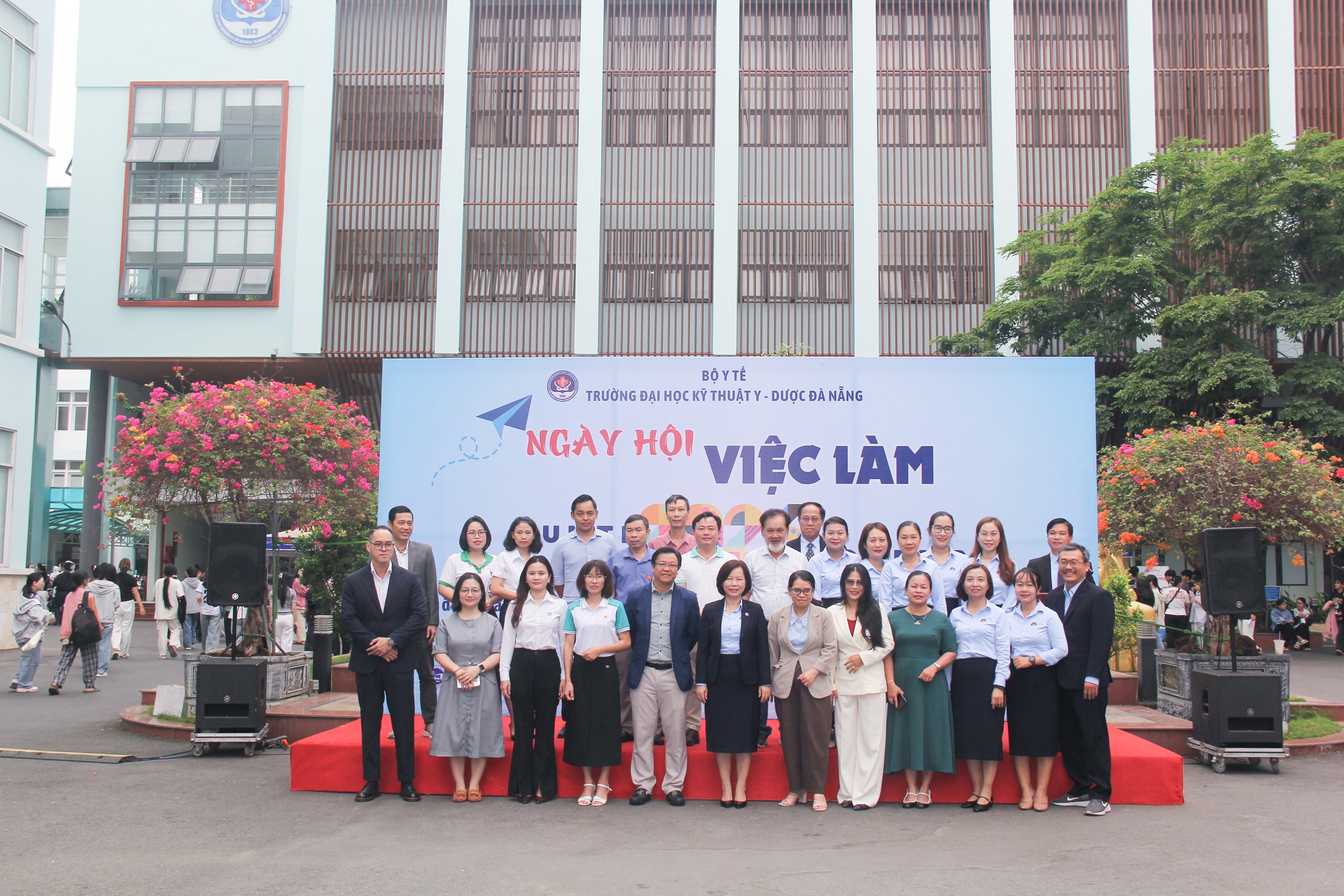 Sôi động Ngày hội việc làm DUMTP 2026 với sự tham gia của 14 bệnh viện, doanh nghiệp