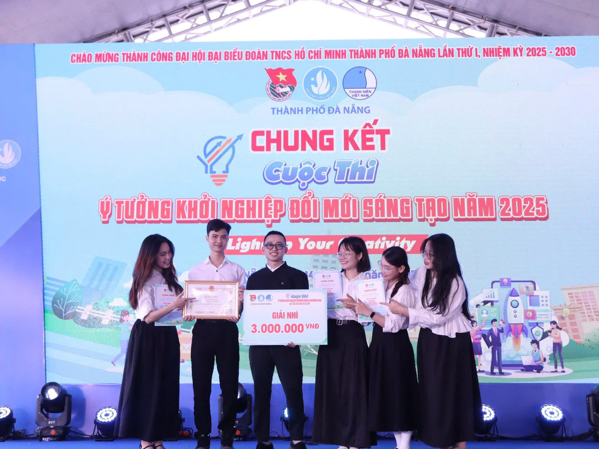 Sinh viên Dược học Trường Đại học Kỹ thuật Y - Dược Đà Nẵng đạt Giải Nhì Cuộc thi Ý tưởng khởi nghiệp đổi mới sáng tạo tại Festival Khởi nghiệp Đà Nẵng 2025