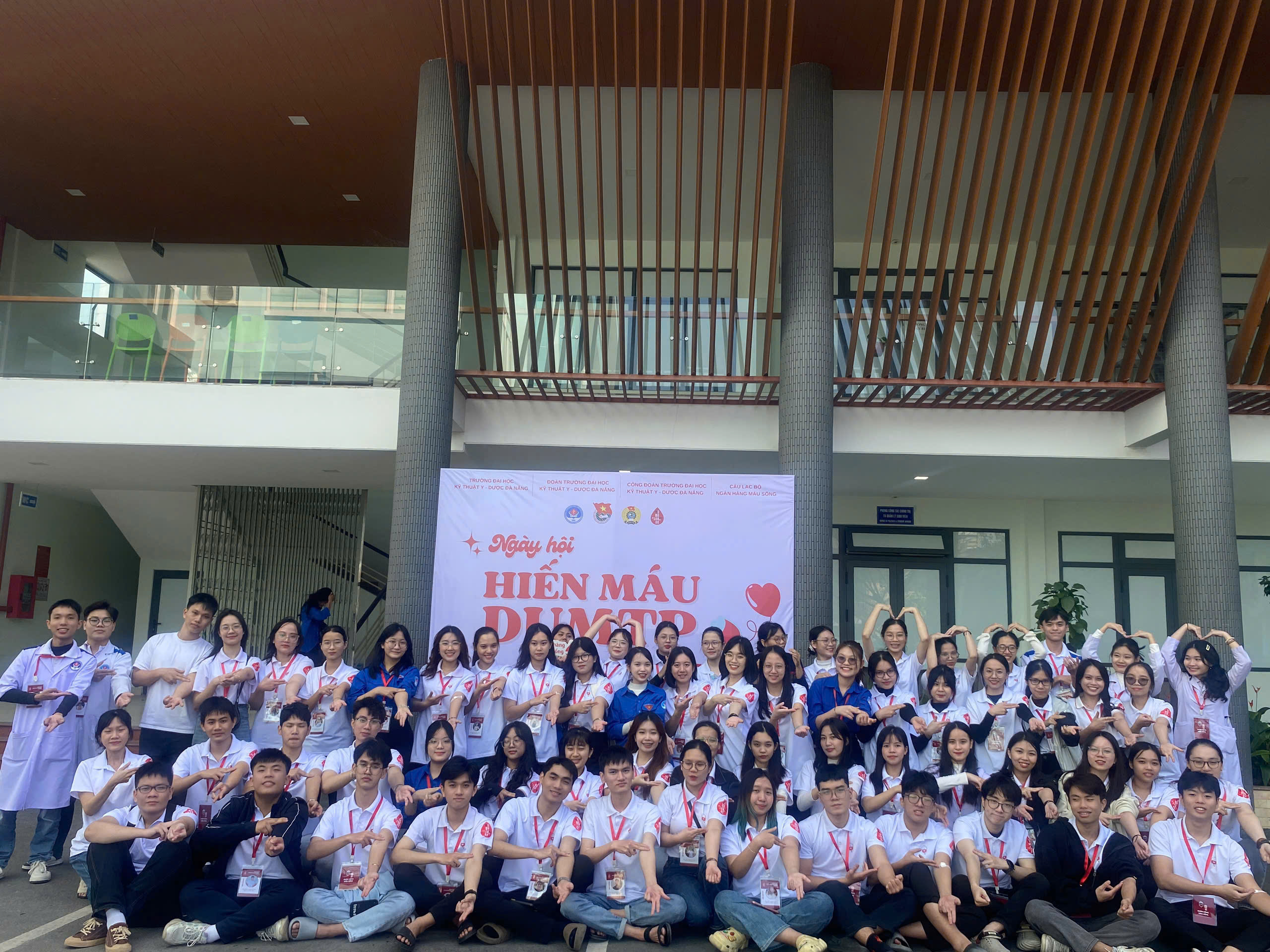 The youth of Da Nang University of Medical Technology and Pharmacy spread drops of loving red blood.