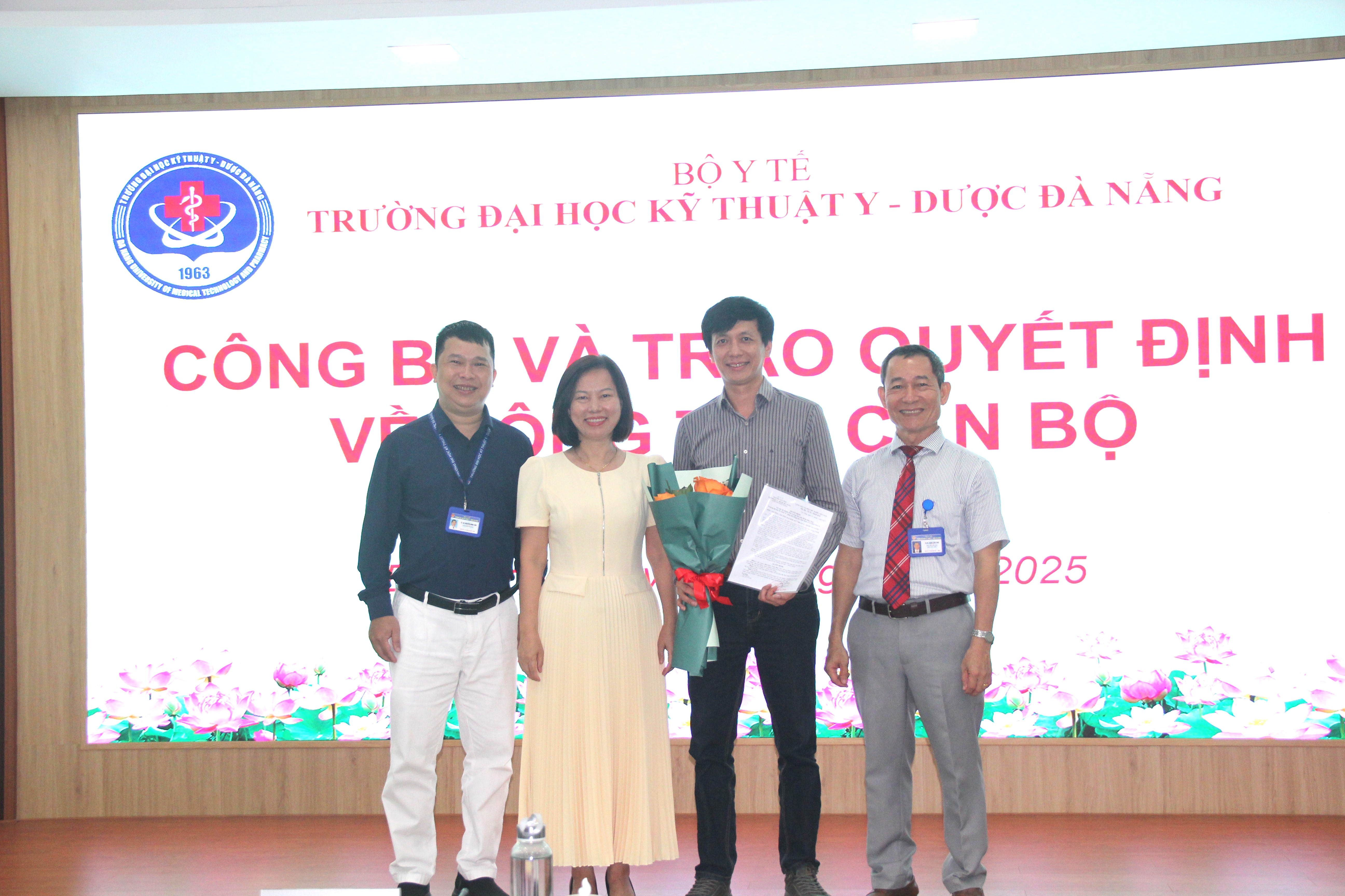 Trường Đại học Kỹ thuật Y - Dược Đà Nẵng tổ chức công bố quyết định bổ nhiệm và bổ nhiệm lại viên chức quản lý các đơn vị