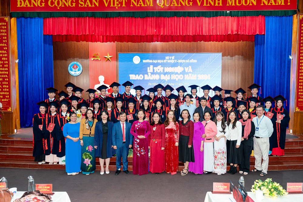 Da Nang University of Medical Technology and Pharmacy organizes the Graduation Ceremony and awards degrees to 153 new bachelors