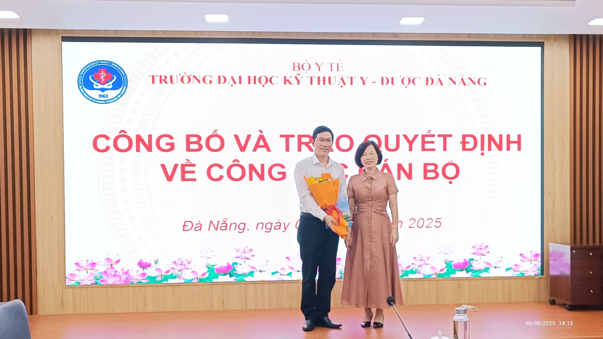 Trường Đại học Kỹ thuật Y - Dược Đà Nẵng tổ chức công bố quyết định bổ nhiệm và bổ nhiệm lại viên chức quản lý các đơn vị.