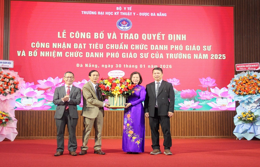 Da Nang University of Medical Technology and Pharmacy Holds a Ceremony to Announce and Confer Associate Professor Titles in 2025