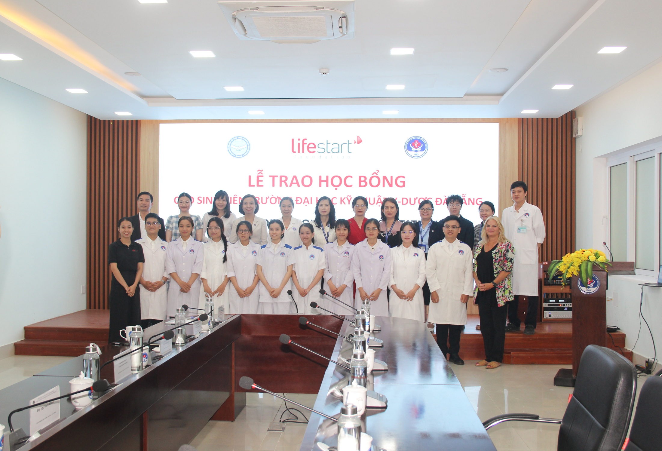 Trao tặng học bổng Lifestart Foundation cho sinh viên Trường Đại học Kỹ thuật Y - Dược Đà Nẵng