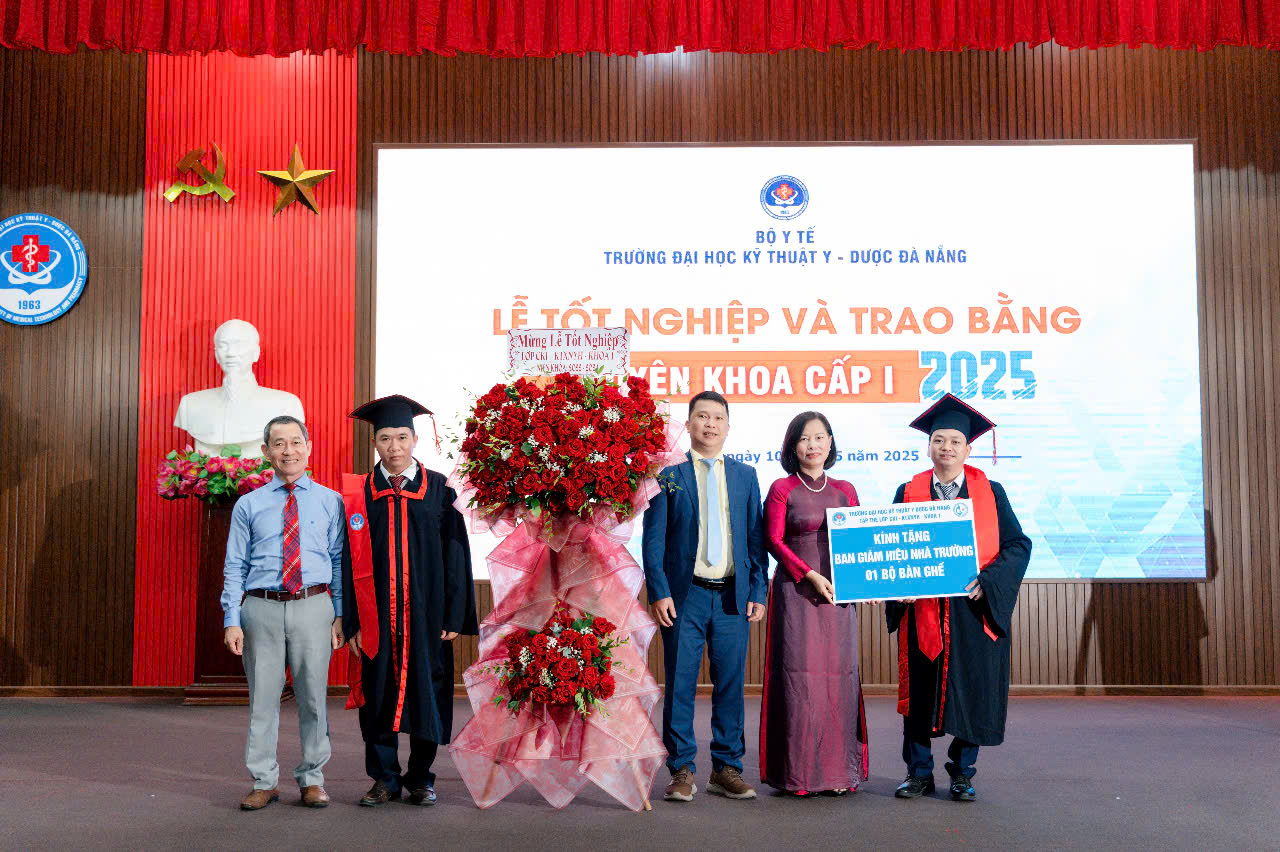 Trường Đại học Kỹ thuật Y - Dược Đà Nẵng tổ chức Lễ tốt nghiệp cho khóa Chuyên khoa cấp I đầu tiên năm 2025