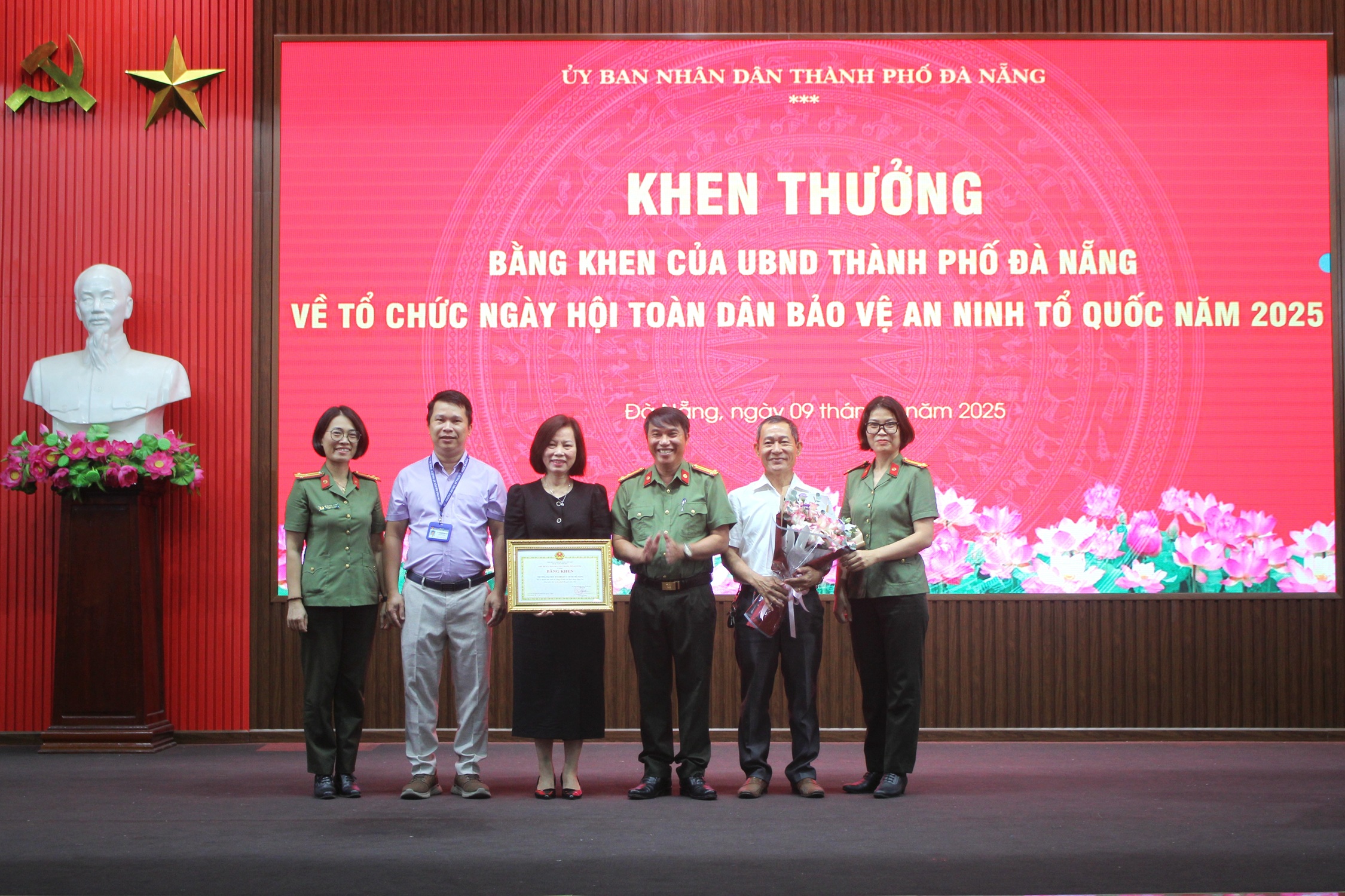 Trường Đại học Kỹ thuật Y - Dược Đà Nẵng nhận Bằng khen của Chủ tịch UBND thành phố Đà Nẵng trong Phong trào Ngày hội Toàn dân bảo vệ an ninh Tổ quốc