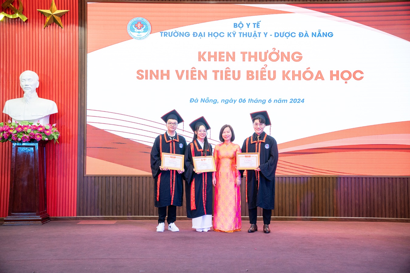 Trường Đại học Kỹ thuật Y - Dược Đà Nẵng tổ chức lễ tốt nghiệp và trao bằng cho 248 tân Bác sĩ Y khoa và tân Dược sĩ đại học 