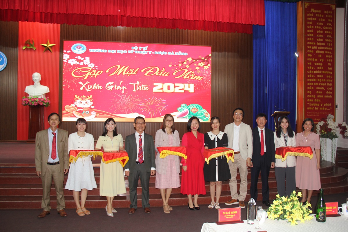 Trường Đại học Kỹ thuật Y - Dược Đà Nẵng tổ chức chương trình gặp mặt đầu xuân Giáp Thìn - 2024