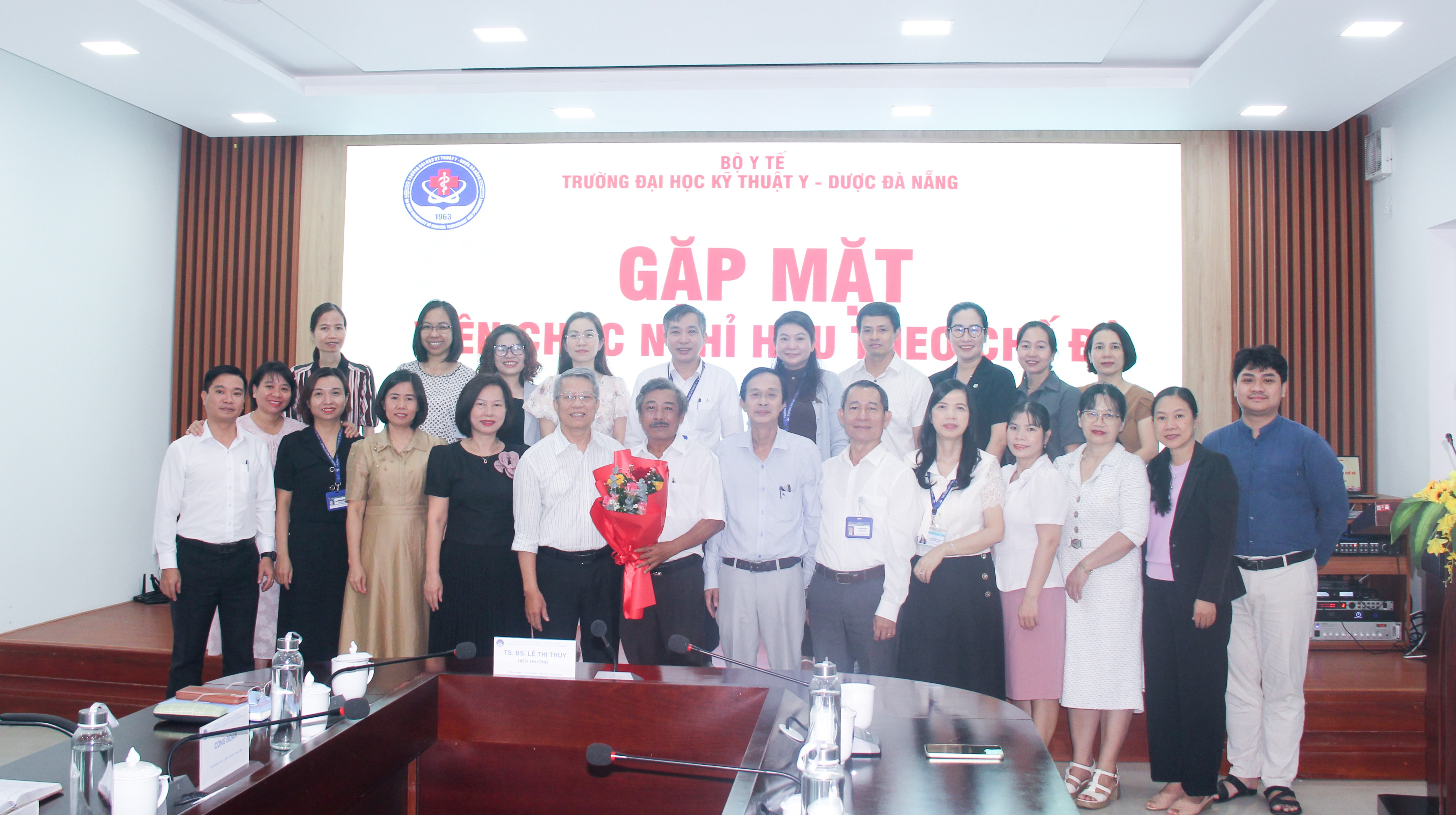 Trường Đại học Kỹ thuật Y - Dược Đà Nẵng gặp mặt chia tay ThS. Dương Đình Ánh - giảng viên Khoa Dược về nghỉ hưu theo chế độ