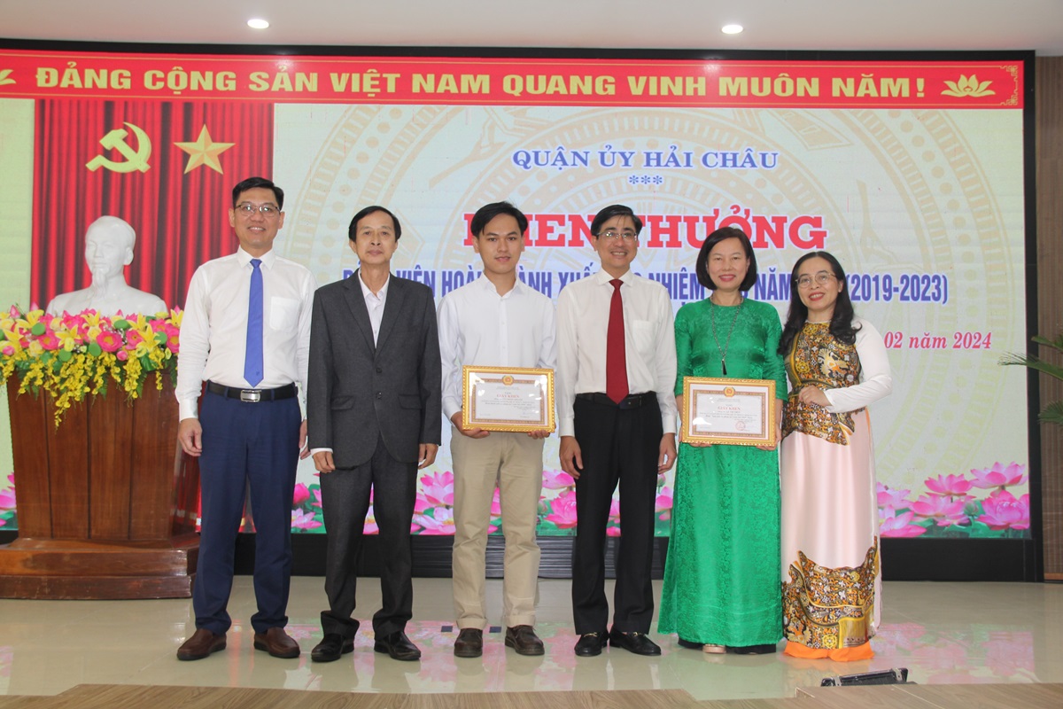 Chúc mừng đồng chí Lê Thị Thúy - Phó Bí thư Đảng ủy - Hiệu trưởng Nhà trường được nhận Giấy khen Đảng viên hoàn thành xuất sắc nhiệm vụ tiêu biểu 5 năm liền (2019- 2023)