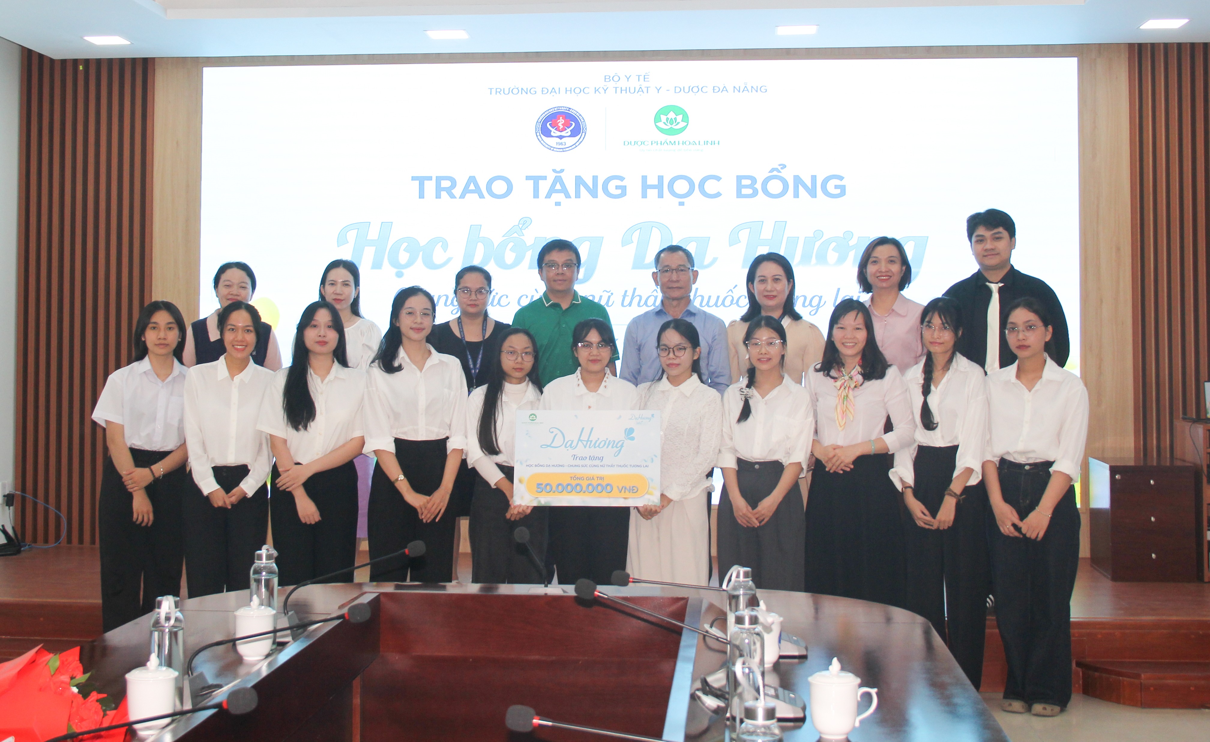 Trao Học bổng “Dạ hương - chung sức cùng nữ thầy thuốc tương lai” cho nữ sinh viên Trường Đại học Kỹ thuật Y - Dược Đà Nẵng