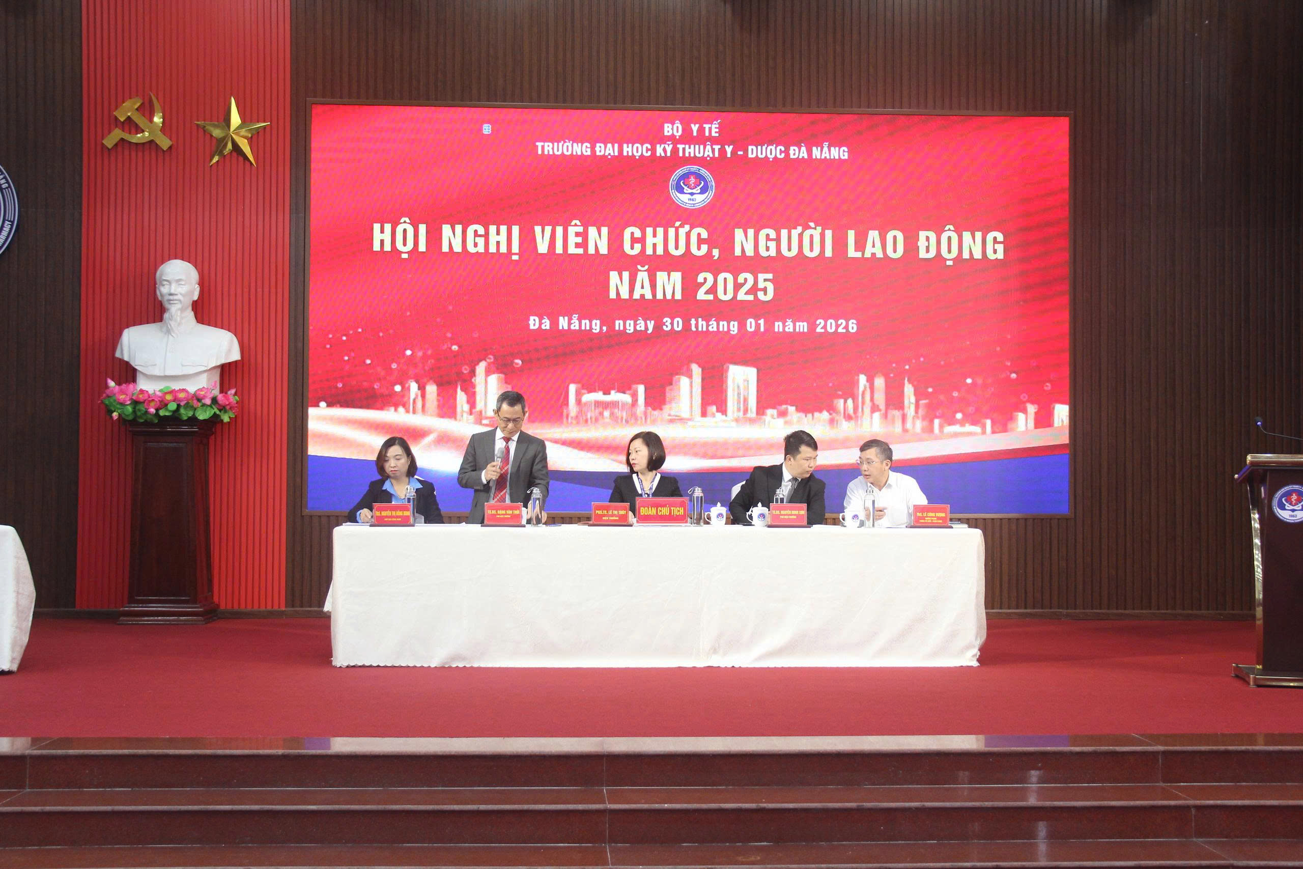 Trường Đại học Kỹ thuật Y - Dược Đà Nẵng đã tổ chức Hội nghị viên chức, người lao động năm 2025 