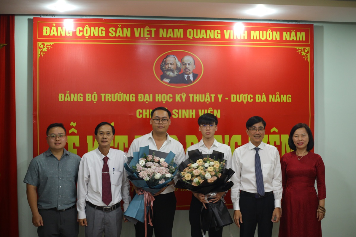 Chi bộ Sinh viên Trường Đại học Kỹ thuật Y - Dược Đà Nẵng tổ chức Lễ kết nạp vào Đảng cho 2 quần chúng ưu tú 