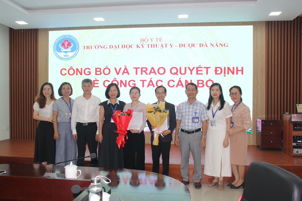 Trường Đại học Kỹ thuật Y - Dược Đà Nẵng tổ chức công bố và trao quyết định về công tác cán bộ 