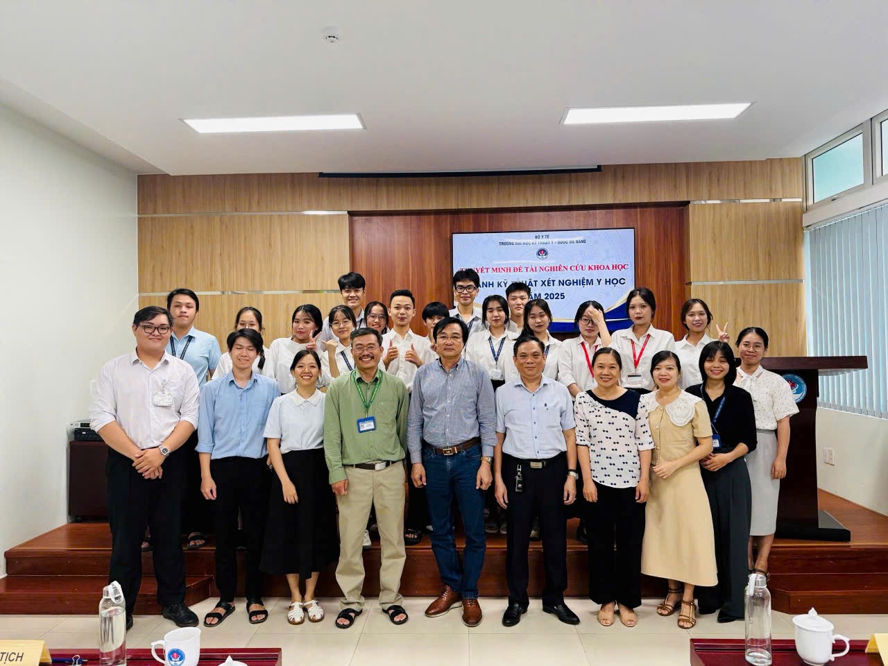 Tổ chức "Bảo vệ đề cương nghiên cứu khoa học sinh viên năm học 2025 - 2026"