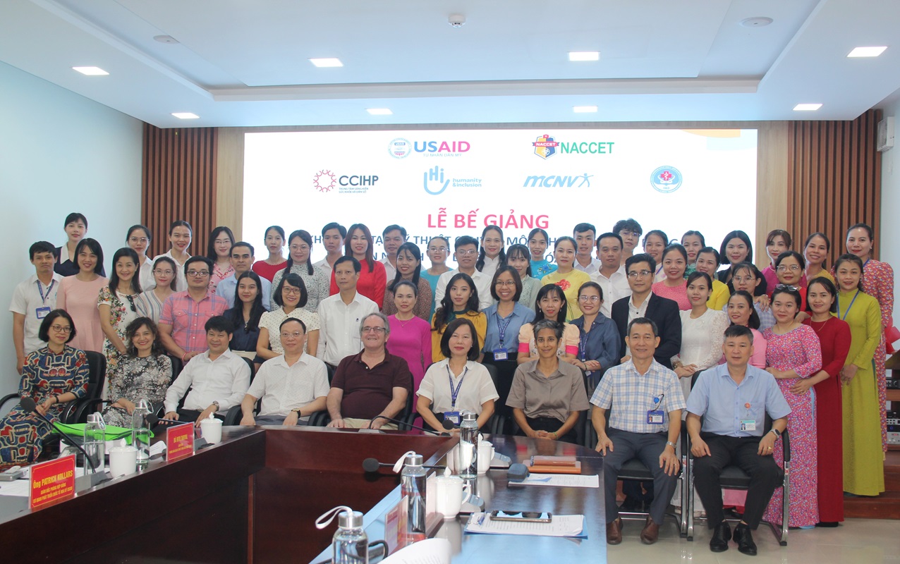 Trường Đại học Kỹ thuật Y - Dược Đà Nẵng tổ chức bế giảng khóa đào tạo 9 tháng kỹ thuật chuyên môn Phục hồi chức năng chuyên ngành Vật lý trị liệu.