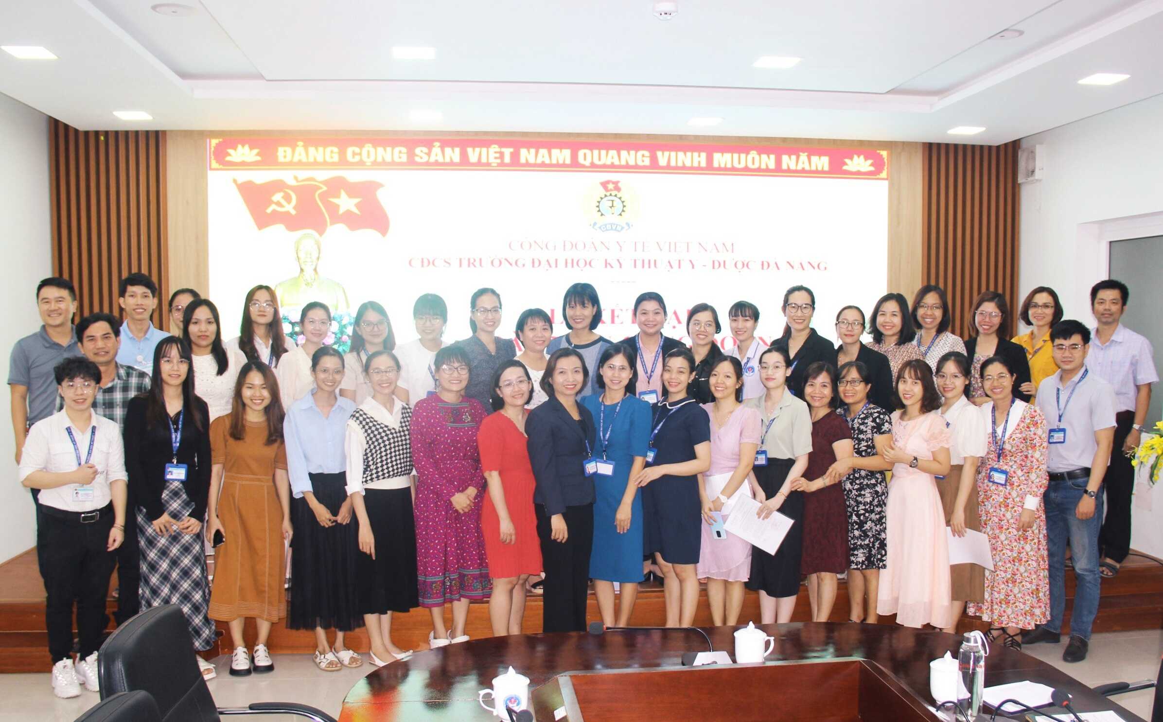 Công đoàn Trường Đại học kỹ thuật Y - Dược Đà Nẵng tổ chức Lễ kết nạp Công đoàn viên năm 2023