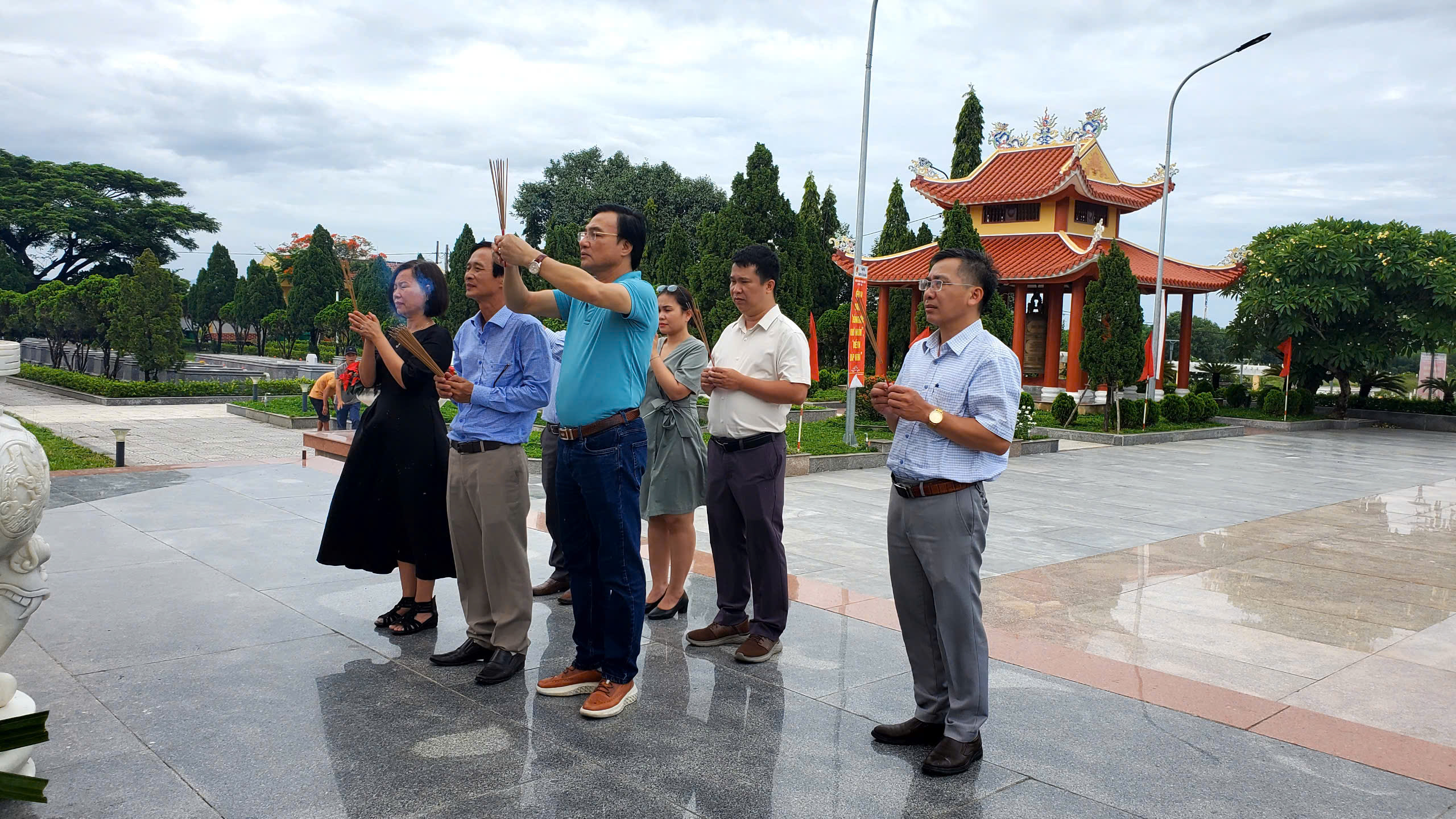 Trường Đại học Kỹ thuật Y - Dược Đà Nẵng dâng hương tưởng niệm các Anh hùng liệt sĩ tại Nghĩa trang Liệt sĩ thành phố Đà Nẵng