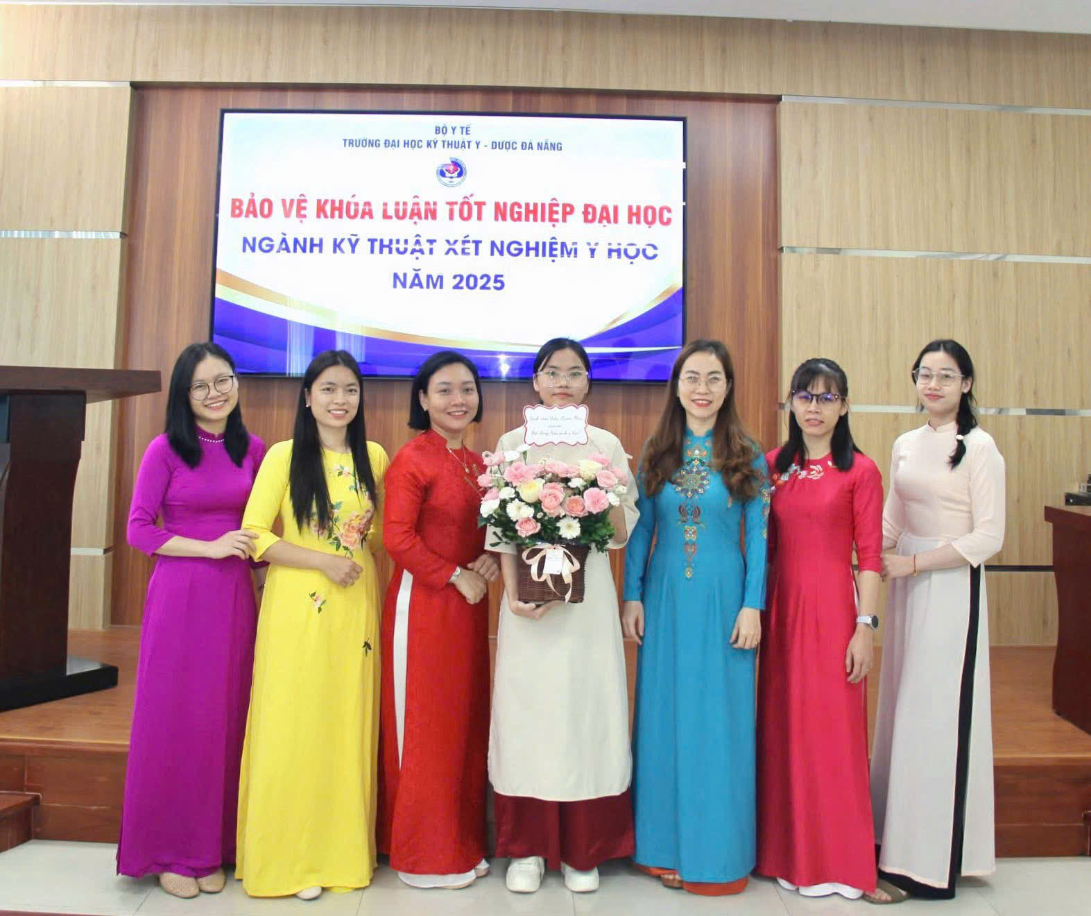 Bảo vệ Khoá luận tốt nghiệp Khoa Xét nghiệm Y học năm học 2024-2025