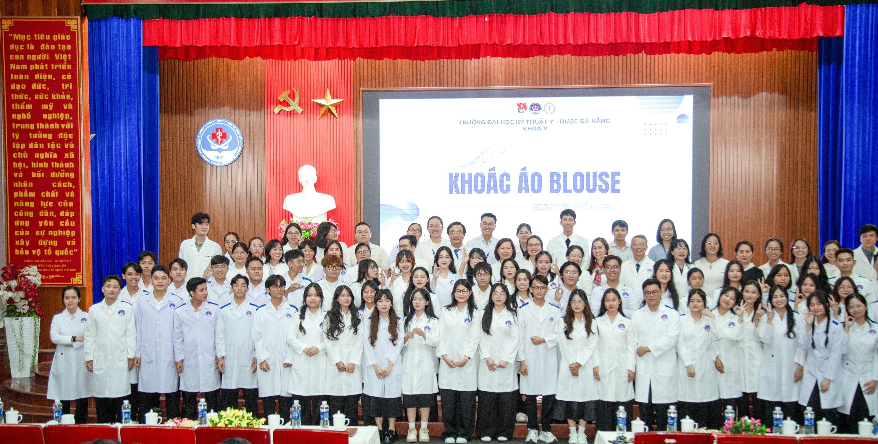 217 sinh viên Y khoa khóa 10 khoác áo blouse - Khởi đầu hành trình lâm sàng