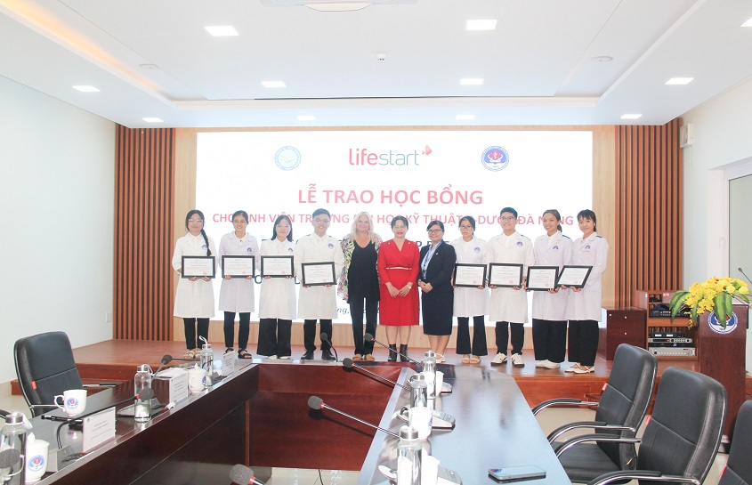 Scholarship Awards from Lifestart Foundation Presented to Students of Da Nang University of Medical Technology and Pharmacy