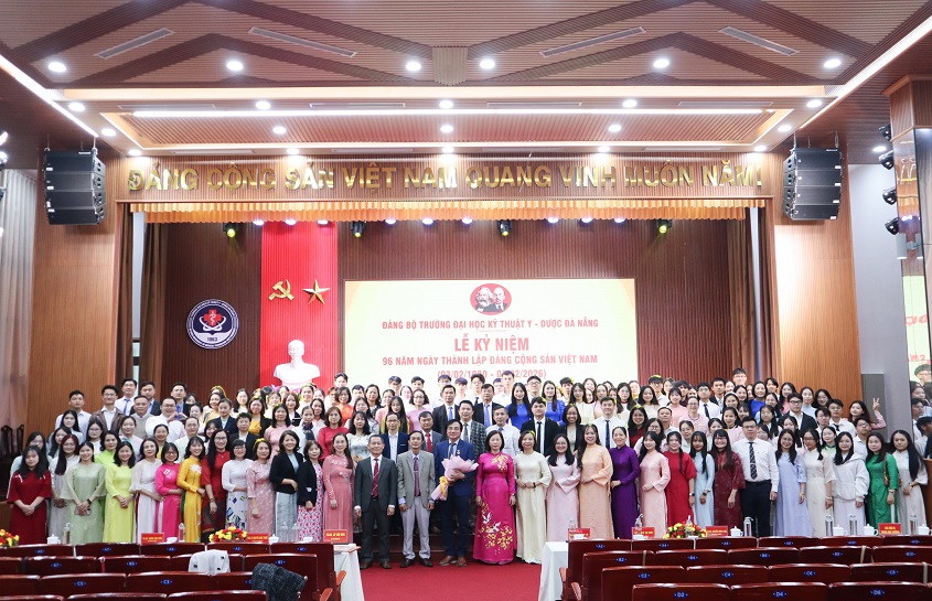 Da Nang University of Medical Technology and Pharmacy Holds Ceremony to Mark the 96th Anniversary of the Founding of the Communist Party of Vietnam.