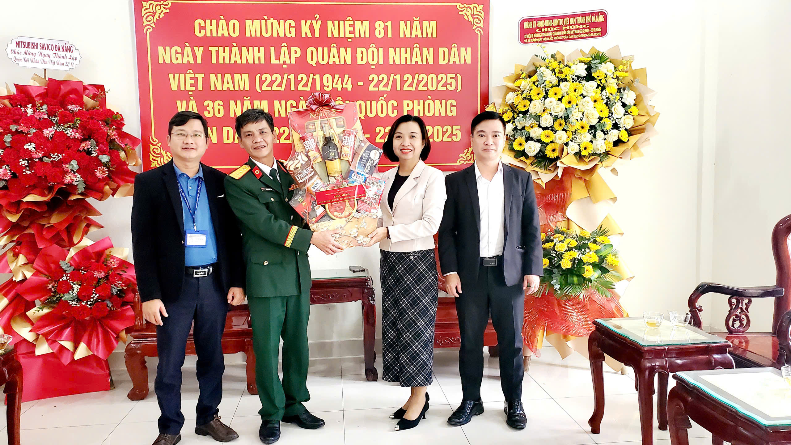 Trường Đại học Kỹ thuật Y - Dược Đà Nẵng thăm, chúc mừng các đơn vị quân đội nhân kỷ niệm Ngày thành lập Quân đội nhân dân Việt Nam