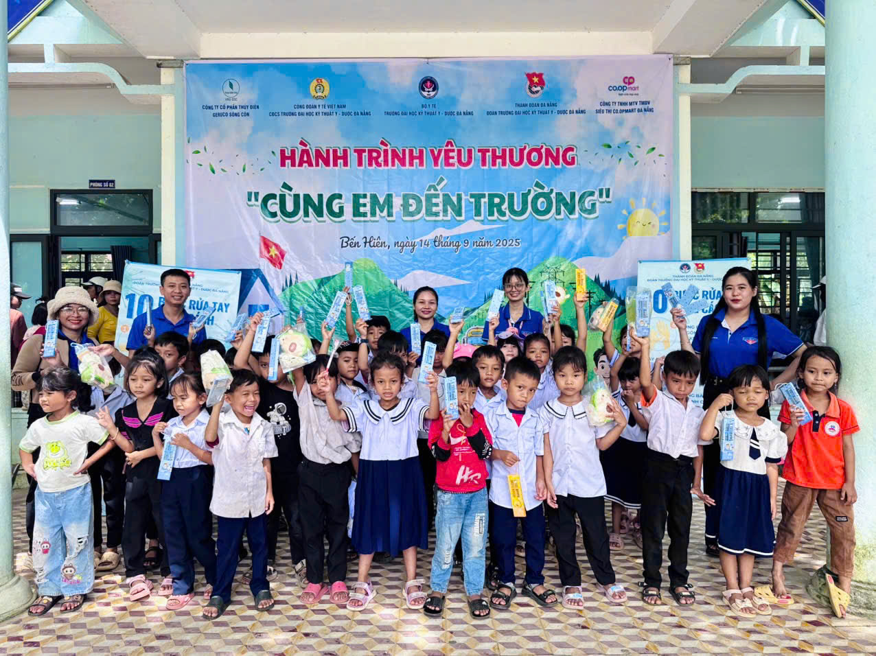 Lan tỏa yêu thương qua chương trình “Cùng em đến trường” tại xã Bến Hiên