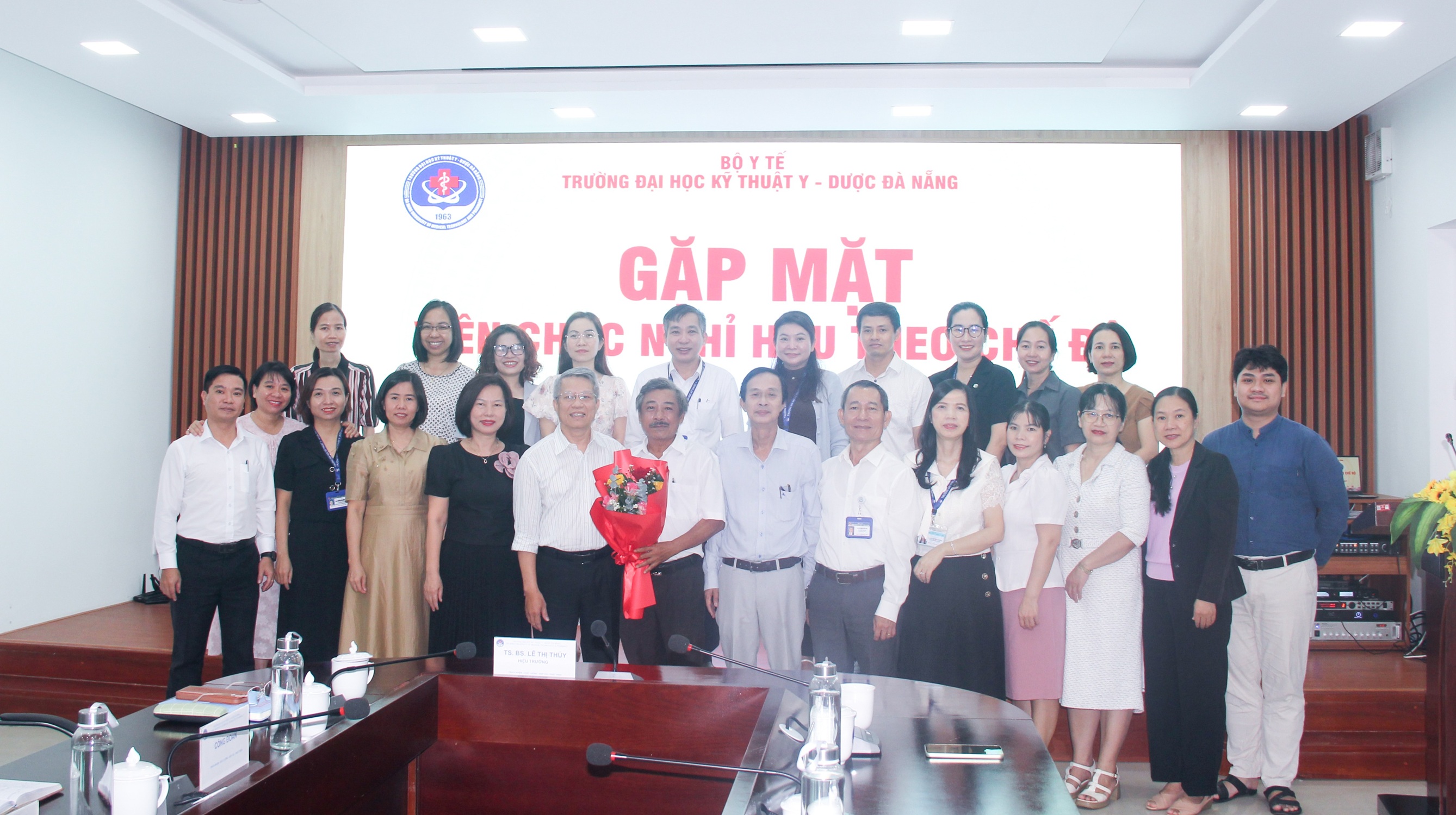 Trường Đại học Kỹ thuật Y - Dược Đà Nẵng gặp mặt chia tay ThS. Dương Đình Ánh - giảng viên Khoa Dược về nghỉ hưu theo chế độ