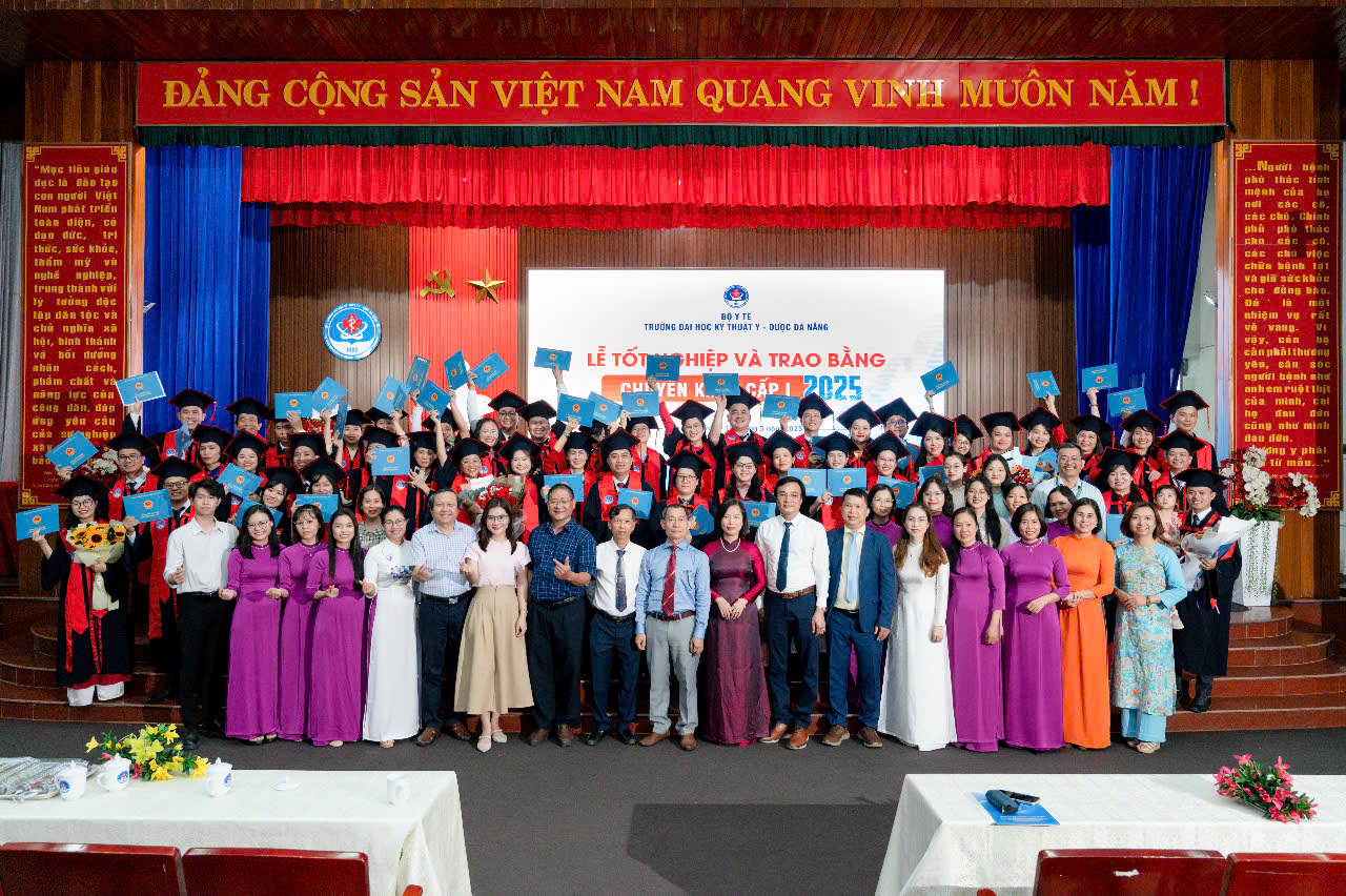 Da Nang university of Medical Technology and Pharmacy holds graduation ceremony for first specialist level I cohort in 2025