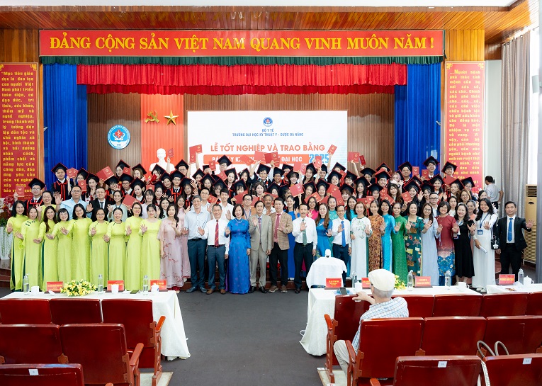 Da Nang University of Medical Technology and Pharmacy Holds Graduation Ceremony for Nearly 683 Students in 2025