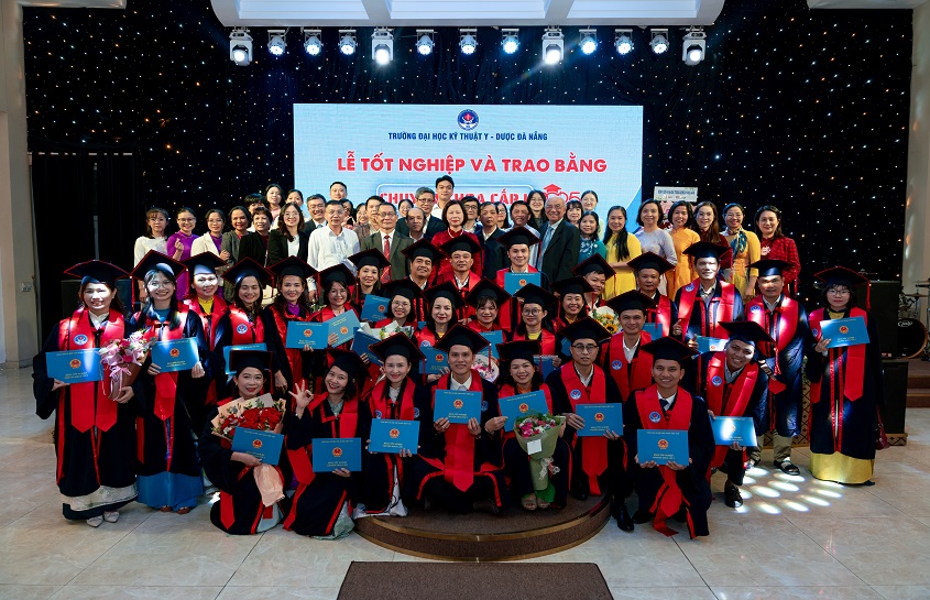 Da Nang University of Medical Technology and Pharmacy Holds Graduation Ceremony and Confers First-Level Specialist Degrees (Cohort 2)