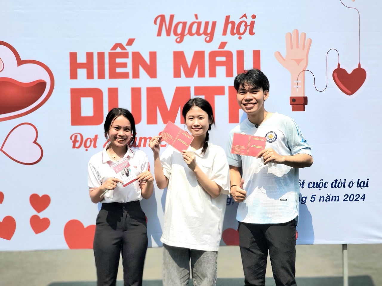 Trường Đại học Kỹ thuật Y - Dược Đà Nẵng tổ chức ngày hội hiến máu tình nguyện năm 2024 (đợt 2) với chủ đề “Một giọt máu cho đi, một cuộc đời ở lại”.