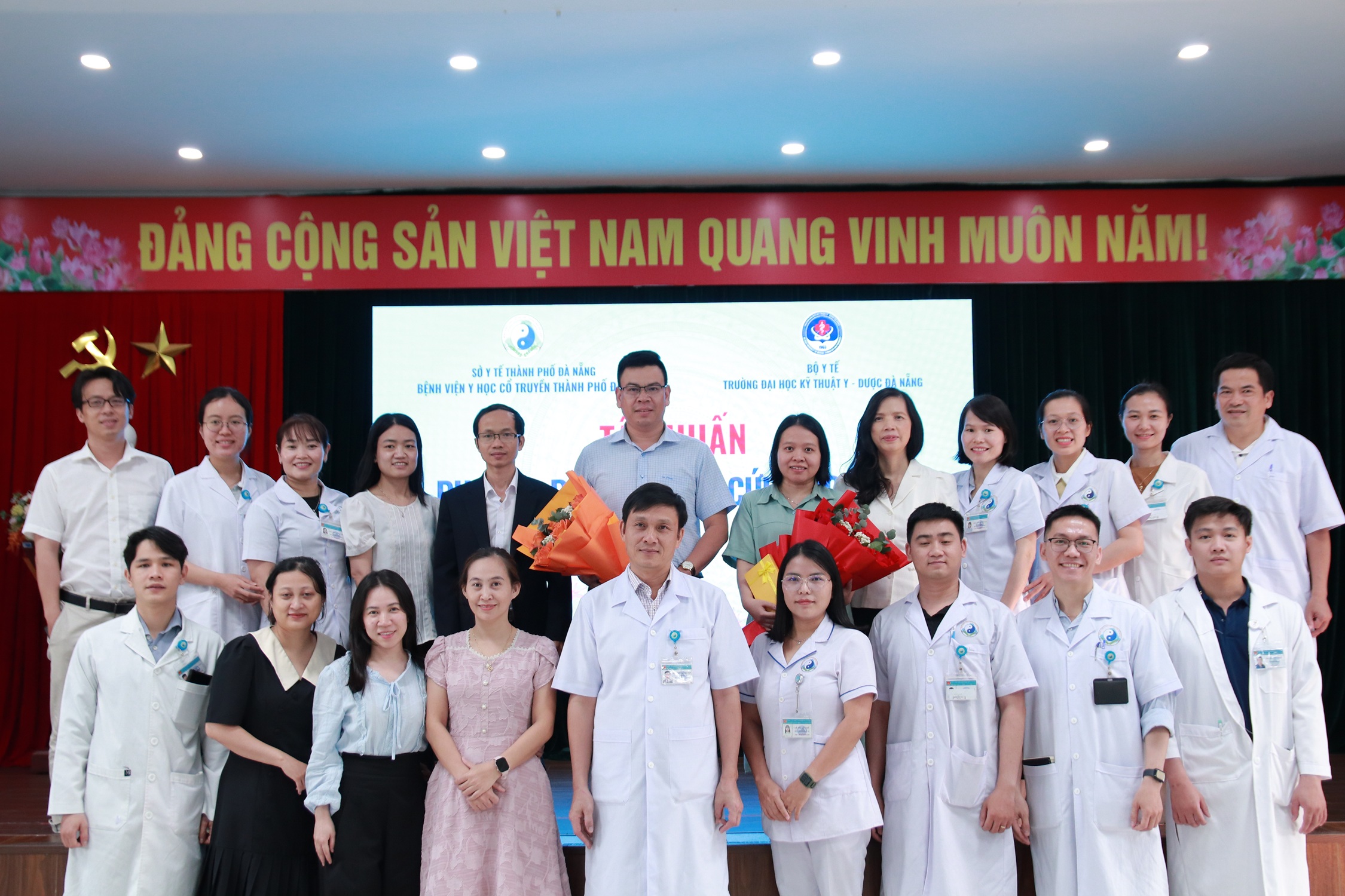 Trường Đại học Kỹ thuật Y - Dược Đà Nẵng làm việc và trao đổi hợp tác nghiên cứu khoa học với Bệnh viện Y học cổ truyền thành phố Đà Nẵng