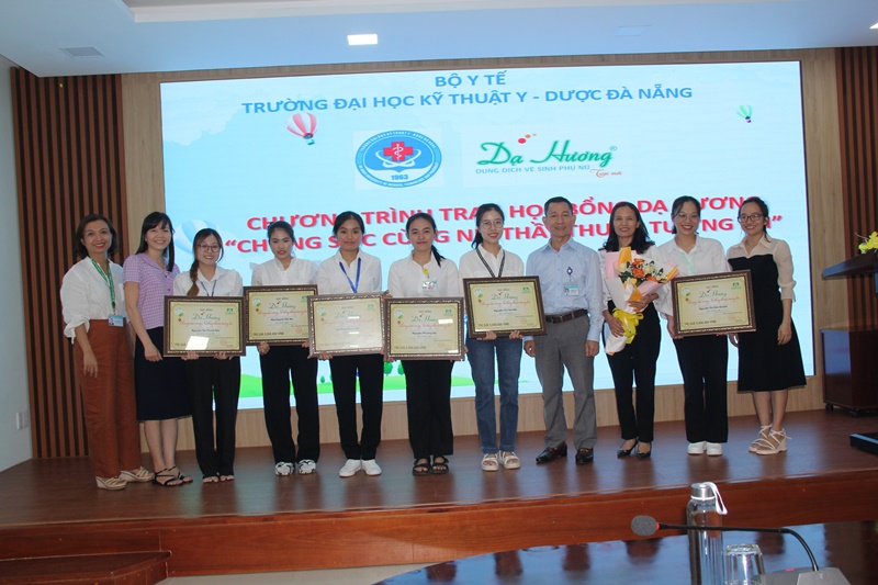 Trường Đại học Kỹ thuật Y-Dược Đà Nẵng phối hợp với Công ty TNHH Dược phẩm Hoa Linh tổ chức trao học bổng “Dạ Hương- chung sức cùng nữ thầy thuốc tương lai”