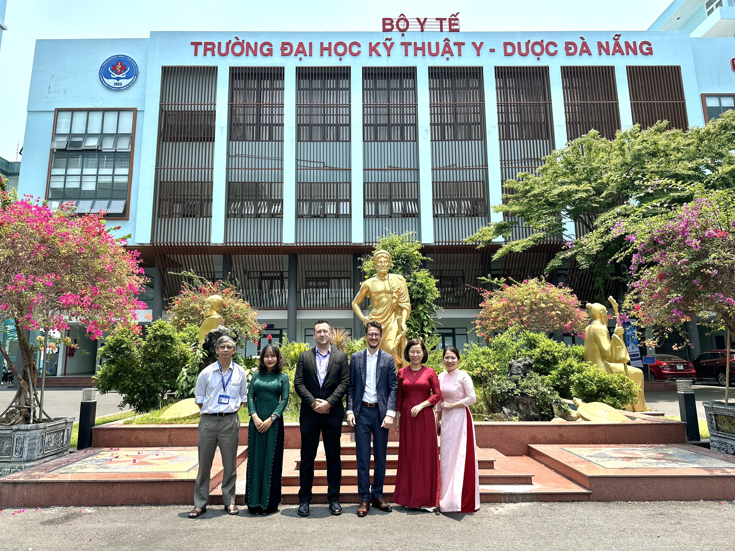 Trường Đại học Kỹ thuật Y - Dược Đà Nẵng tiếp đón và làm việc với đoàn Đại sứ quán Pháp tại Việt Nam 