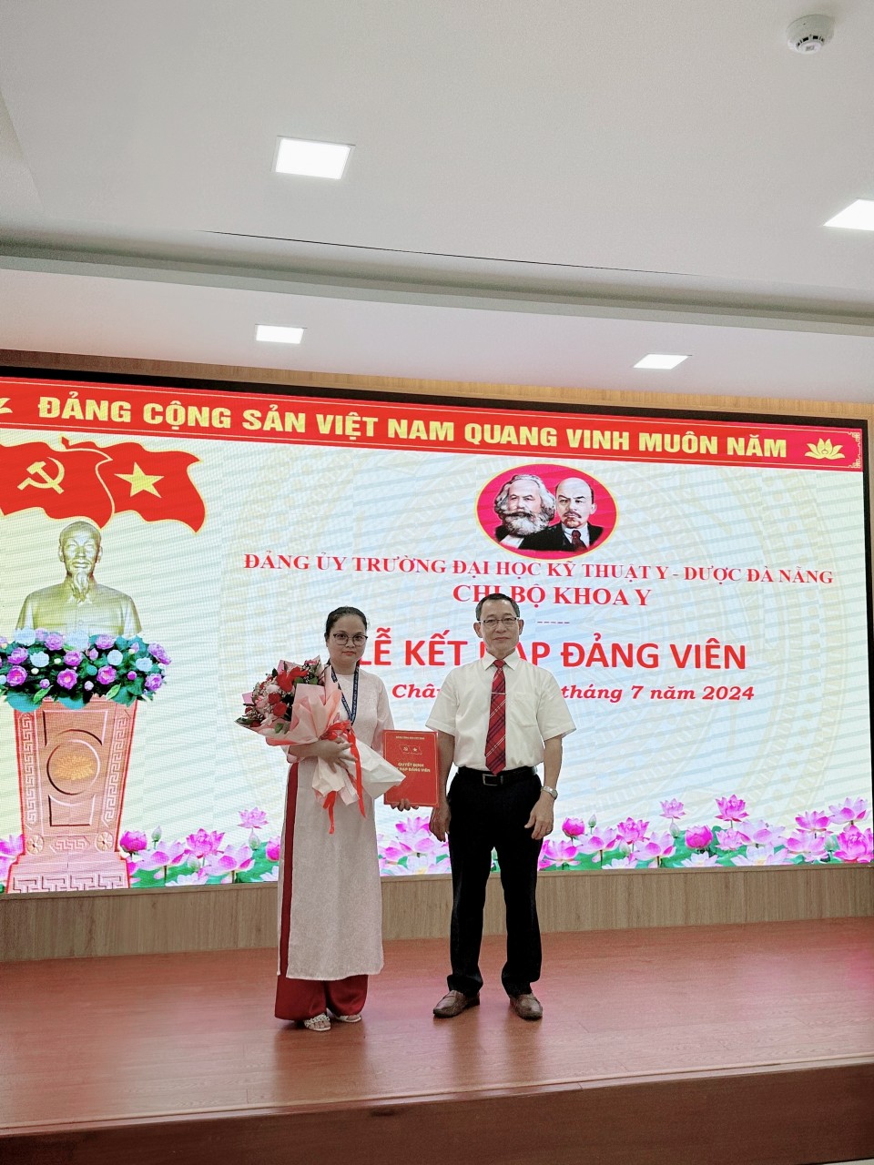 Chúc mừng Ths.Bs Lê Ngọc Khánh Linh, giảng viên bộ môn Nội-Lây-Y học, Khoa Y được kết nạp vào Đảng cộng sản Việt Nam