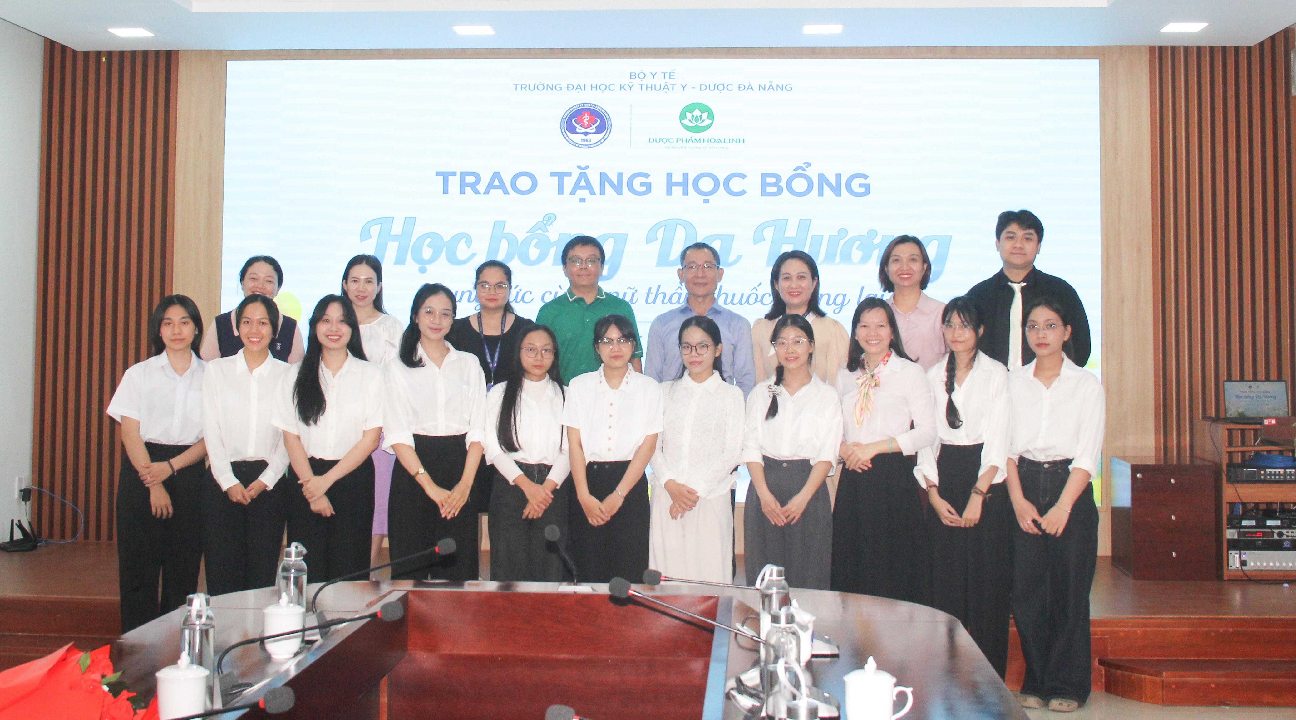 Trao Học bổng “Dạ hương - chung sức cùng nữ thầy thuốc tương lai” cho nữ sinh viên Trường Đại học Kỹ thuật Y - Dược Đà Nẵng