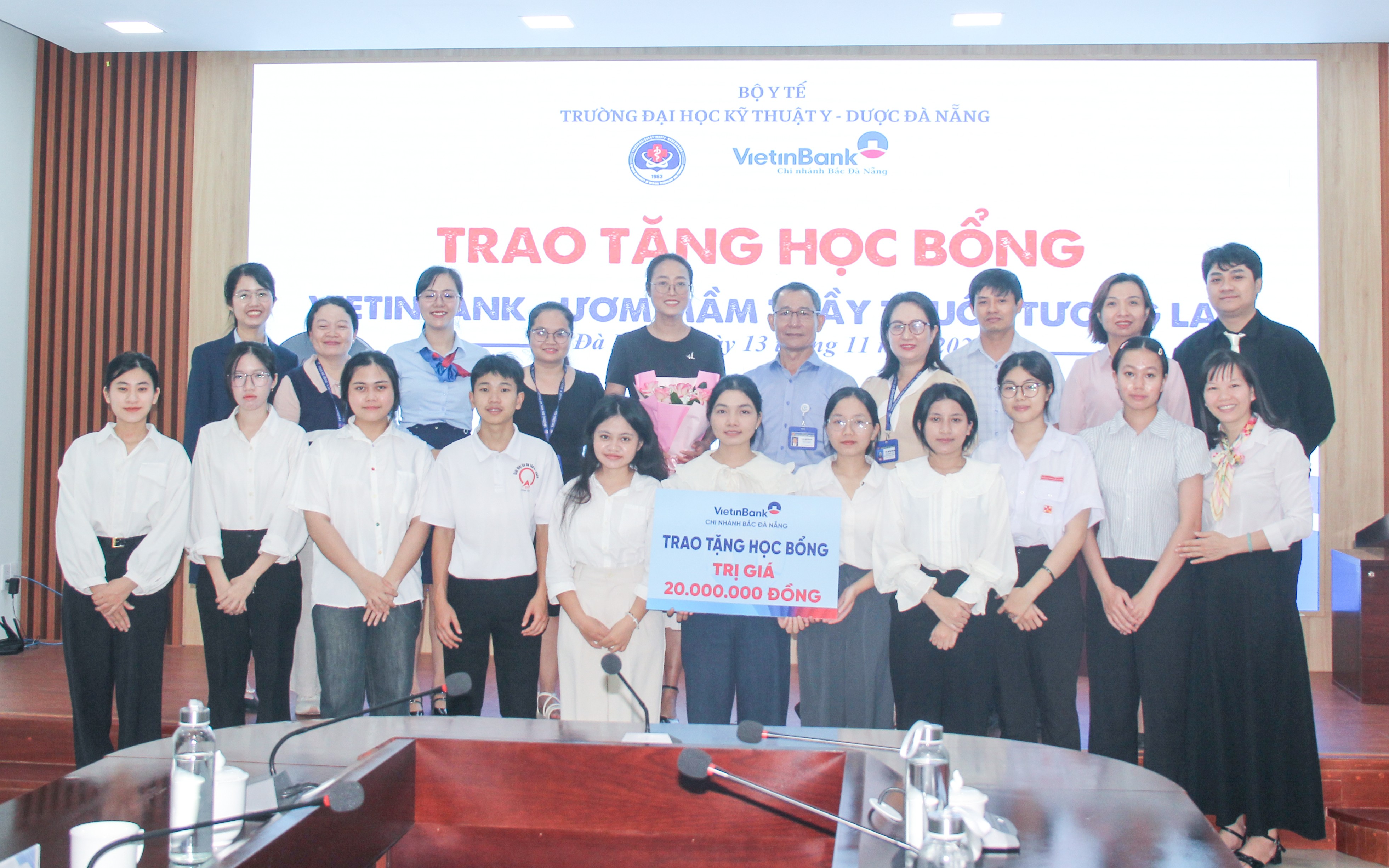 Trao học bổng “Vietinbank - Ươm mầm thầy thuốc tương lai” cho sinh viên Trường Đại học Kỹ thuật Y - Dược Đà Nẵng