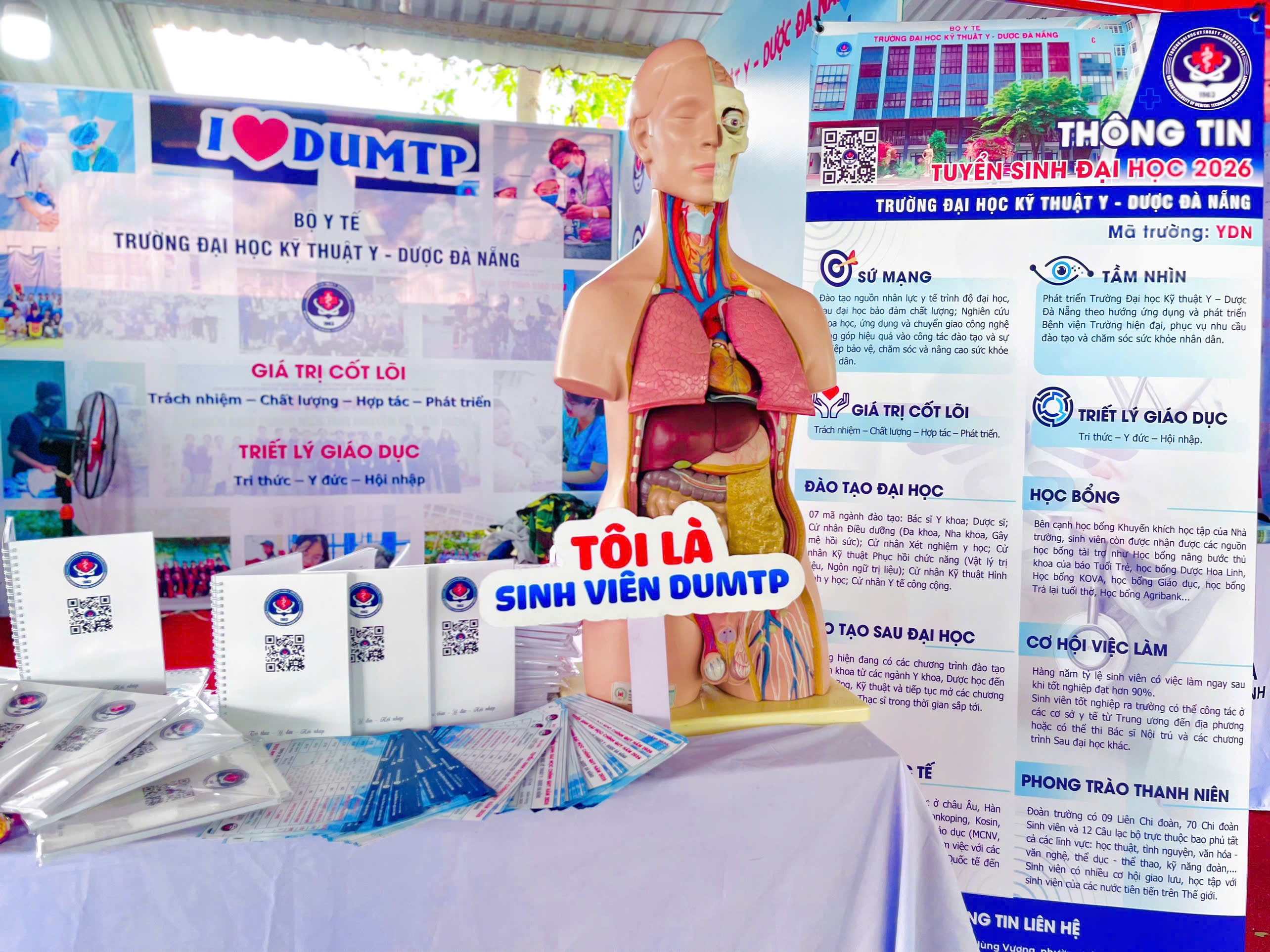 Trường Đại học Kỹ thuật Y – Dược Đà Nẵng tư vấn tuyển sinh - hướng nghiệp 2026 tại Đắk Lắk