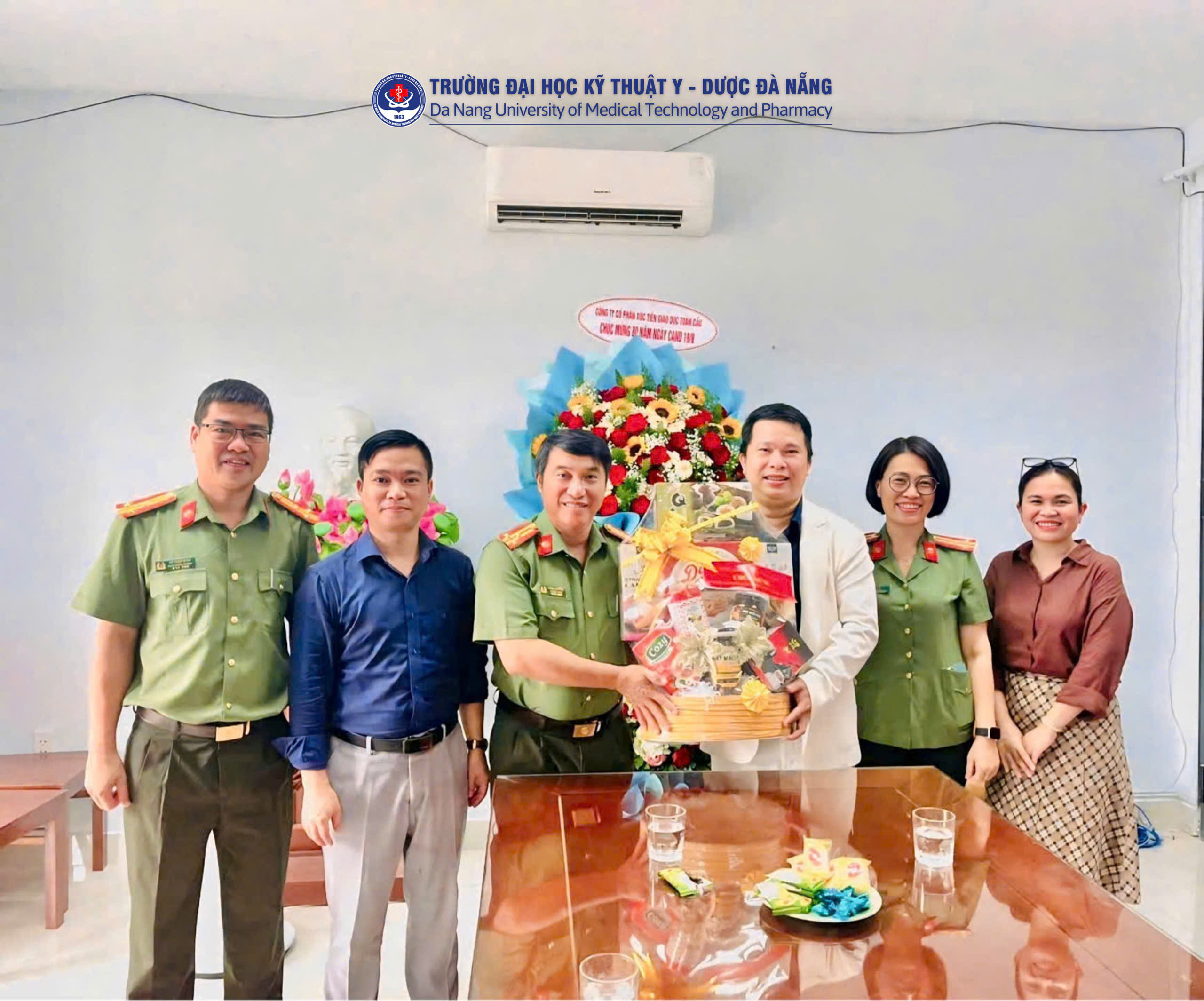 Trường Đại học Kỹ thuật Y - Dược Đà Nẵng thăm và chúc mừng các đơn vị Công an nhân kỷ niệm 80 năm Ngày truyền thống Công an nhân dân