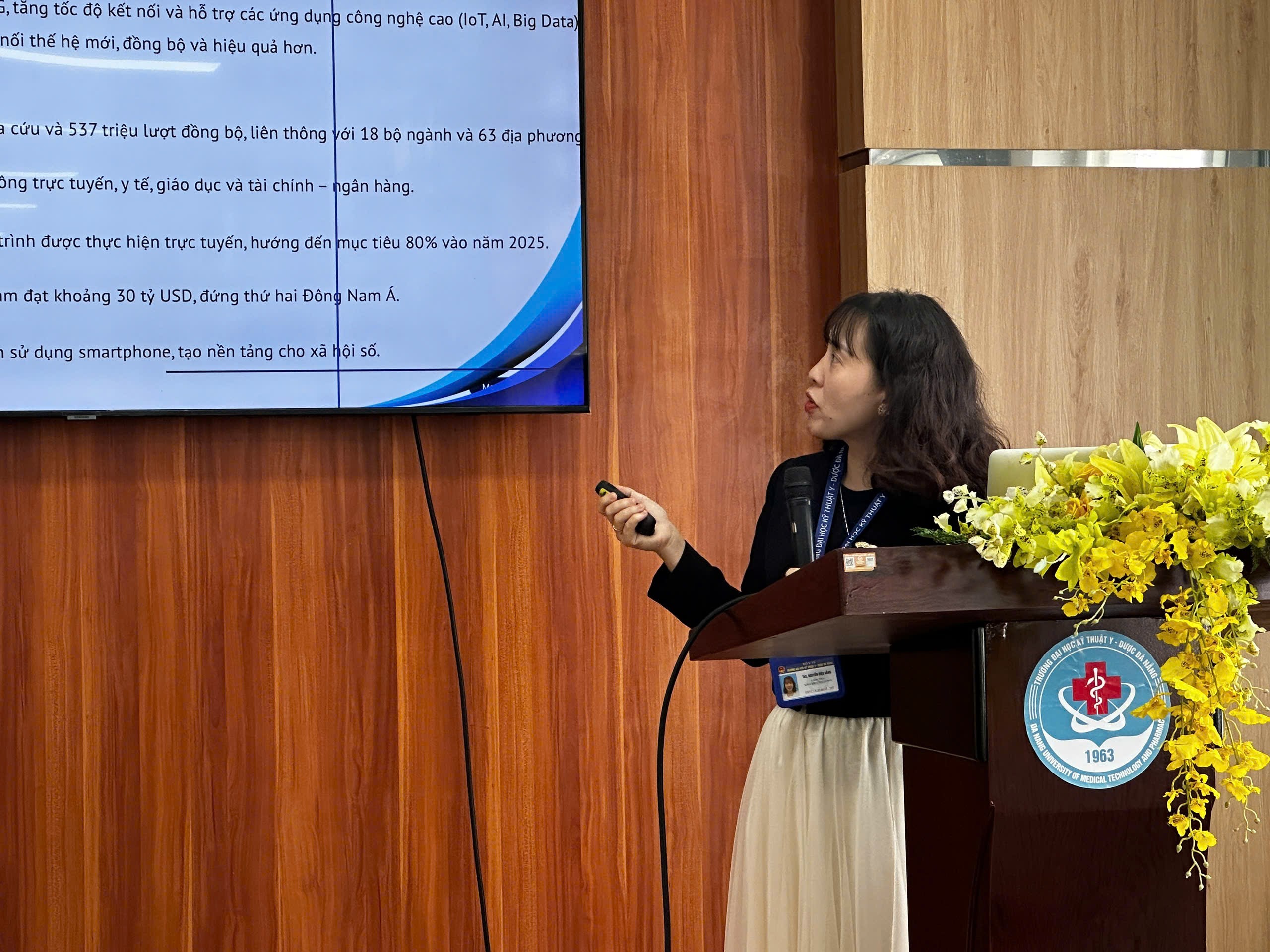 Chi bộ Khoa học cơ bản tổ chức sinh hoạt chuyên đề, học tập Nghị quyết số 57-NQ/TW gắn với định hướng phát triển của Nhà trường